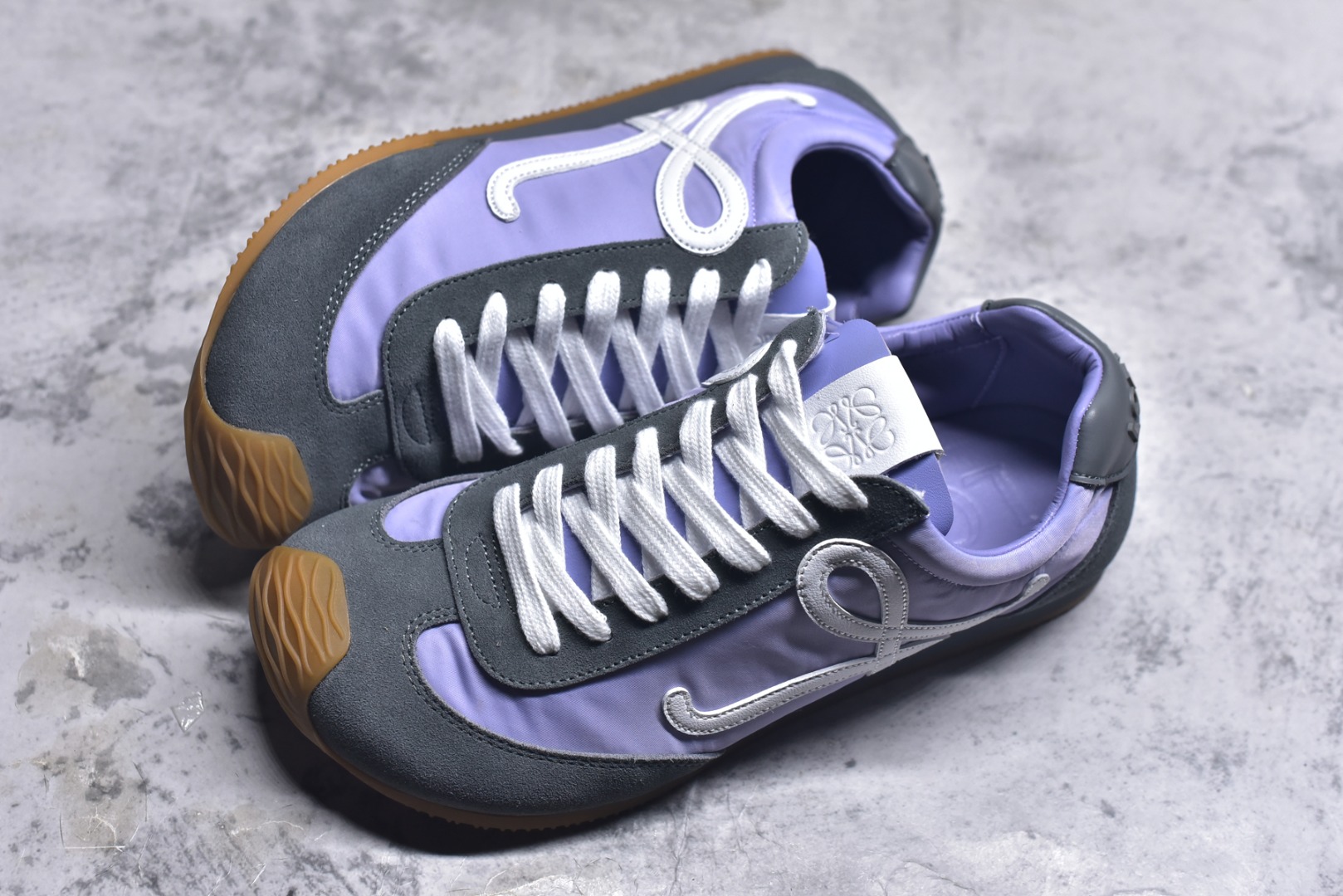 图片[7]-#LOEWE 2025 | Ballet Runner 2.0 罗意威新款芭蕾舞鞋拼色德训鞋阿甘鞋 全套原纸板楦头开发 后跟3D注塑橡胶LOEWE徽标 原厂数据大底磨具 进口羊皮内里加鞋垫 磁吸翻盖盒 内配帆布防尘袋 配件齐全 官方一致 原装纸板中底 带采用反绒牛皮革拼接头层皮饰片鞋面材质 鞋身原装高密度防刮防水尼龙面料 不对称鞋头造型 作为LOEWE的标志性设计 超柔软轻便且灵活的鞋底 新的波浪纹理橡胶外底 延伸至鞋头 升级的柔软皮革内衬和鞋床 提供最大舒适感 后跟有3D注塑橡胶徽标 真皮和皮料混搭彰显复古风格 拼色拼接鞋面 非常高级隐藏式小内增高 脚后跟设计新颖 柔软舒适 会被评为年度最舒适的暴走鞋 如履平地 内娱明星杨幂等众多同款上脚 小红书 一系列素材图 极具爆款 尺码：35 36 37 38 39 40 41 42 43 44 45-选品中心