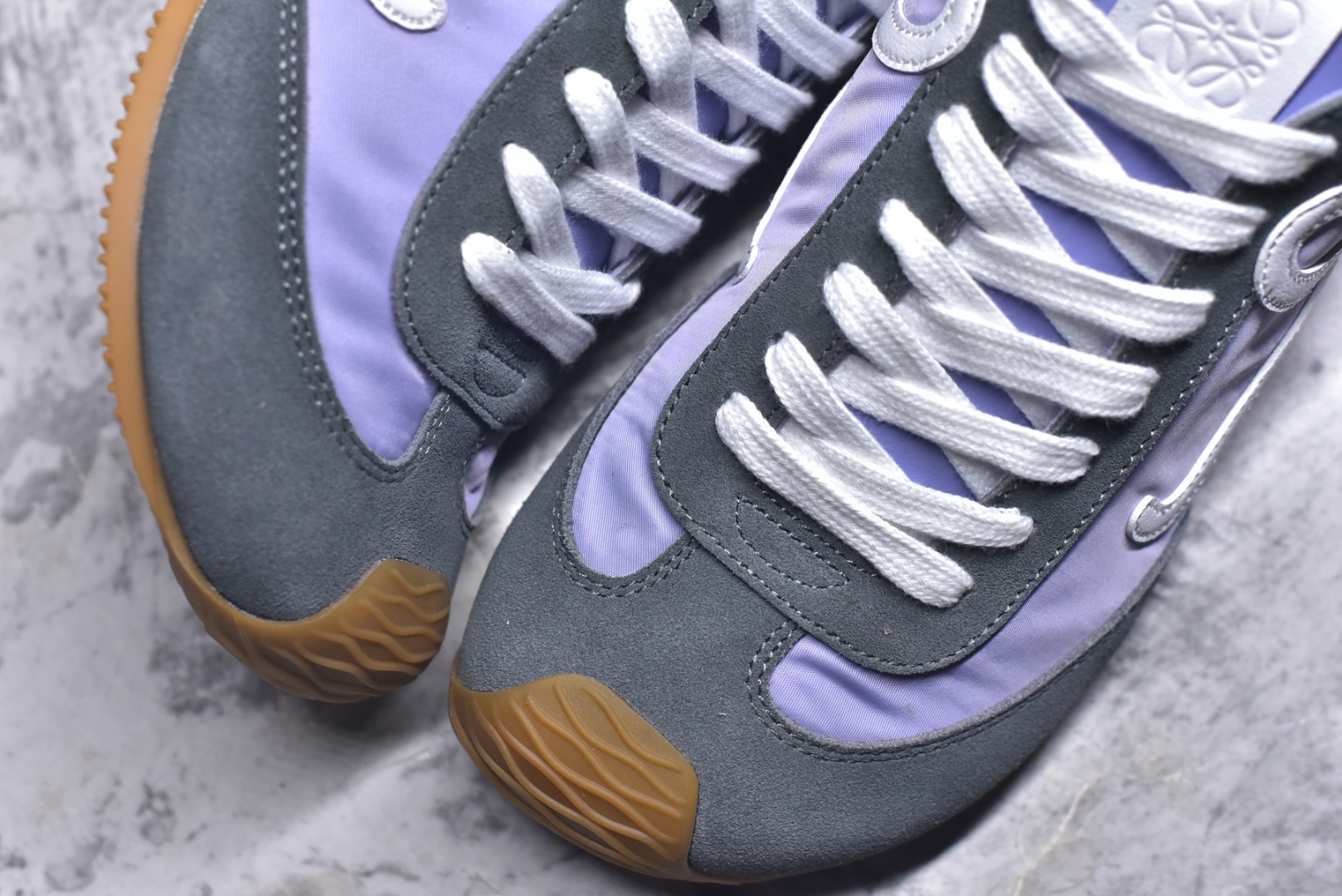 图片[8]-#LOEWE 2025 | Ballet Runner 2.0 罗意威新款芭蕾舞鞋拼色德训鞋阿甘鞋 全套原纸板楦头开发 后跟3D注塑橡胶LOEWE徽标 原厂数据大底磨具 进口羊皮内里加鞋垫 磁吸翻盖盒 内配帆布防尘袋 配件齐全 官方一致 原装纸板中底 带采用反绒牛皮革拼接头层皮饰片鞋面材质 鞋身原装高密度防刮防水尼龙面料 不对称鞋头造型 作为LOEWE的标志性设计 超柔软轻便且灵活的鞋底 新的波浪纹理橡胶外底 延伸至鞋头 升级的柔软皮革内衬和鞋床 提供最大舒适感 后跟有3D注塑橡胶徽标 真皮和皮料混搭彰显复古风格 拼色拼接鞋面 非常高级隐藏式小内增高 脚后跟设计新颖 柔软舒适 会被评为年度最舒适的暴走鞋 如履平地 内娱明星杨幂等众多同款上脚 小红书 一系列素材图 极具爆款 尺码：35 36 37 38 39 40 41 42 43 44 45-选品中心