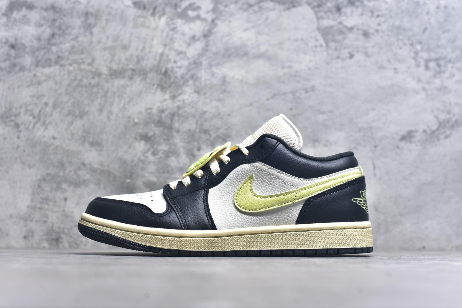 #Air Jordan AJ1 Low 低帮 HQ3009-003 终端优势供应 市面中低帮最具代表性版本没有之一 口碑大厂出品 品控大底版型不断改良更新 全套原纸板楦头开发 确保原汁原味 完美呈现版型 完美零毛边处理 原厂内置全掌气垫 价格定位良心 平台专用代工流水线出品 一眼公司既视感 拿到手的一瞬间就与众不同 碾压市面所有版本 全部原鞋开发 每一个配色都会采购原鞋确认细节 打破市面看图做货无好货之说 尺码：35.5 36 36.5 37.5 38 38.5 39 40 40.5 41 42 42.5 43 44 44.5 45 46-选品中心