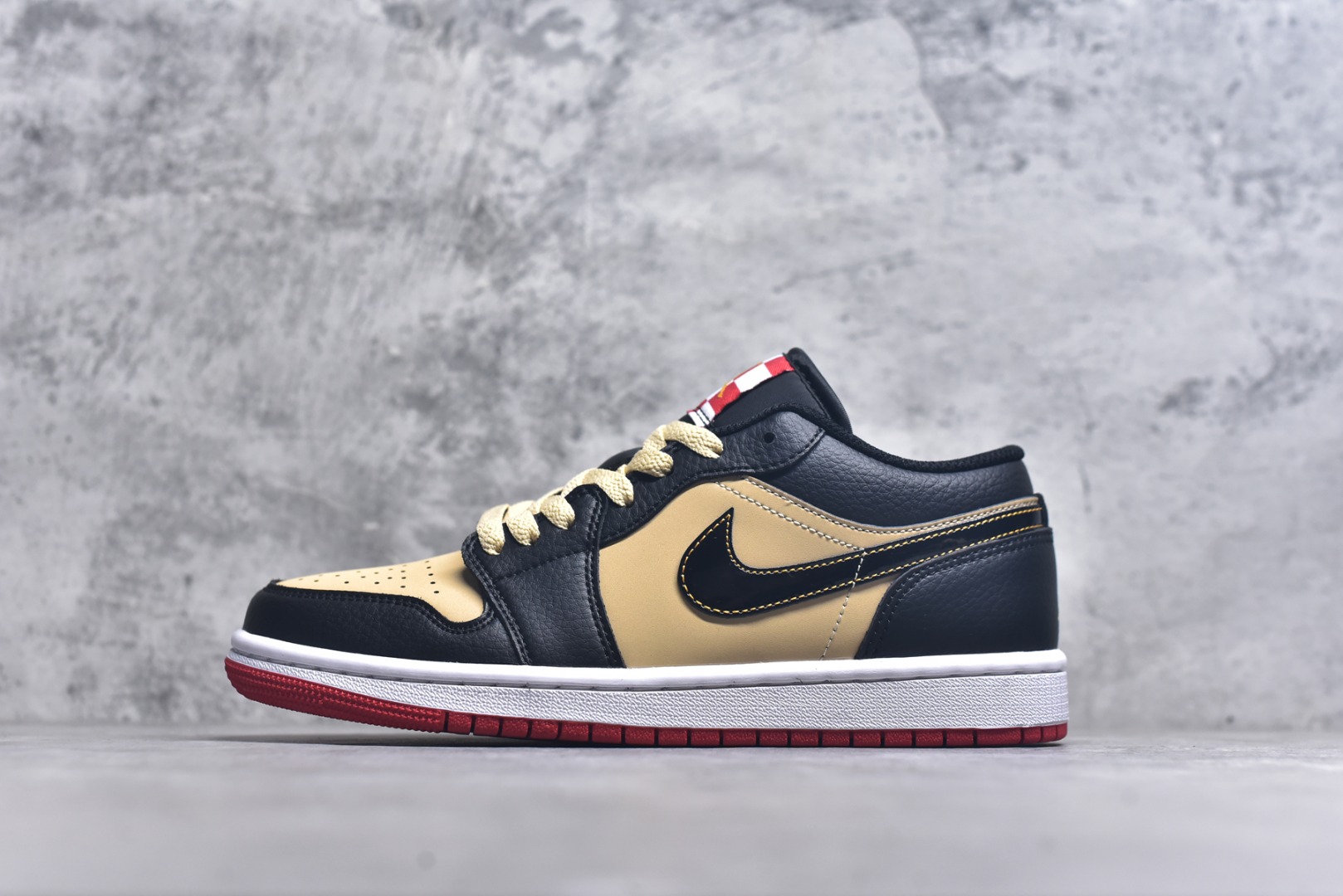 #Air Jordan AJ1 Low 低帮 HQ2016-200 全新流水线出品 DT版本唯一平替选择 市场第二梯队最强版 全部原鞋开发 原楦原纸板开发 全鞋电脑针车 原厂内置全掌气垫 原盒内在原标 唯一Zp原版鞋带绑法 免检产品 全新2022版型 全头层皮料 完美零毛边处理 原厂配置全掌气垫 价格定位良心 几十个配色陆续出货 实拍调校N版已经零色差零失真 百分百还原实物色彩所见即所得 不存在货不对板色差等低级问题 选购参考实物拍摄 不混卖不参货 只用心做好货严格选品 承诺混一赔十 尺码：36 36.5 37.5 38 38.5 39 40 40.5 41 42 42.5 43 44 44.5 45-选品中心