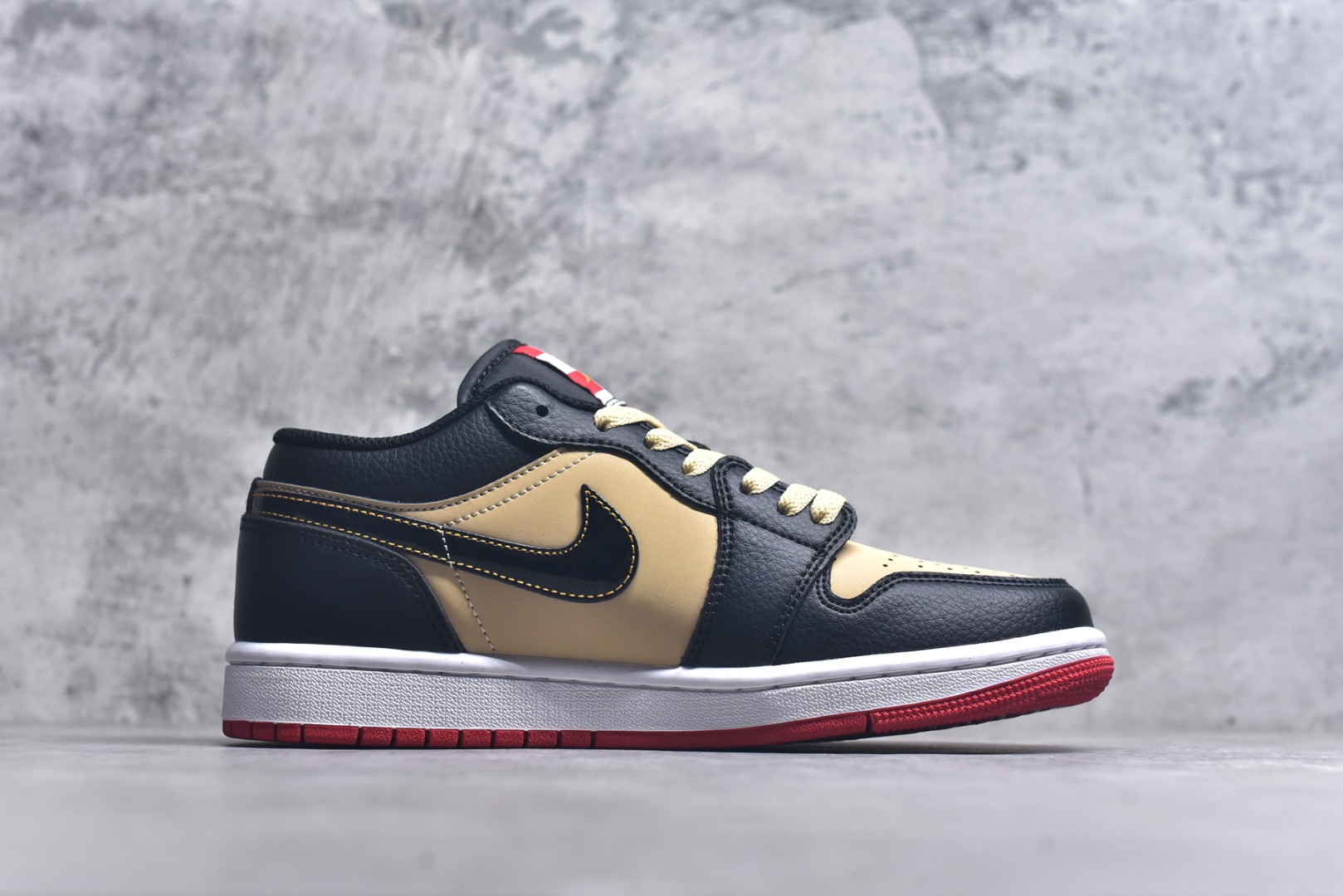 图片[3]-#Air Jordan AJ1 Low 低帮 HQ2016-200 全新流水线出品 DT版本唯一平替选择 市场第二梯队最强版 全部原鞋开发 原楦原纸板开发 全鞋电脑针车 原厂内置全掌气垫 原盒内在原标 唯一Zp原版鞋带绑法 免检产品 全新2022版型 全头层皮料 完美零毛边处理 原厂配置全掌气垫 价格定位良心 几十个配色陆续出货 实拍调校N版已经零色差零失真 百分百还原实物色彩所见即所得 不存在货不对板色差等低级问题 选购参考实物拍摄 不混卖不参货 只用心做好货严格选品 承诺混一赔十 尺码：36 36.5 37.5 38 38.5 39 40 40.5 41 42 42.5 43 44 44.5 45-选品中心