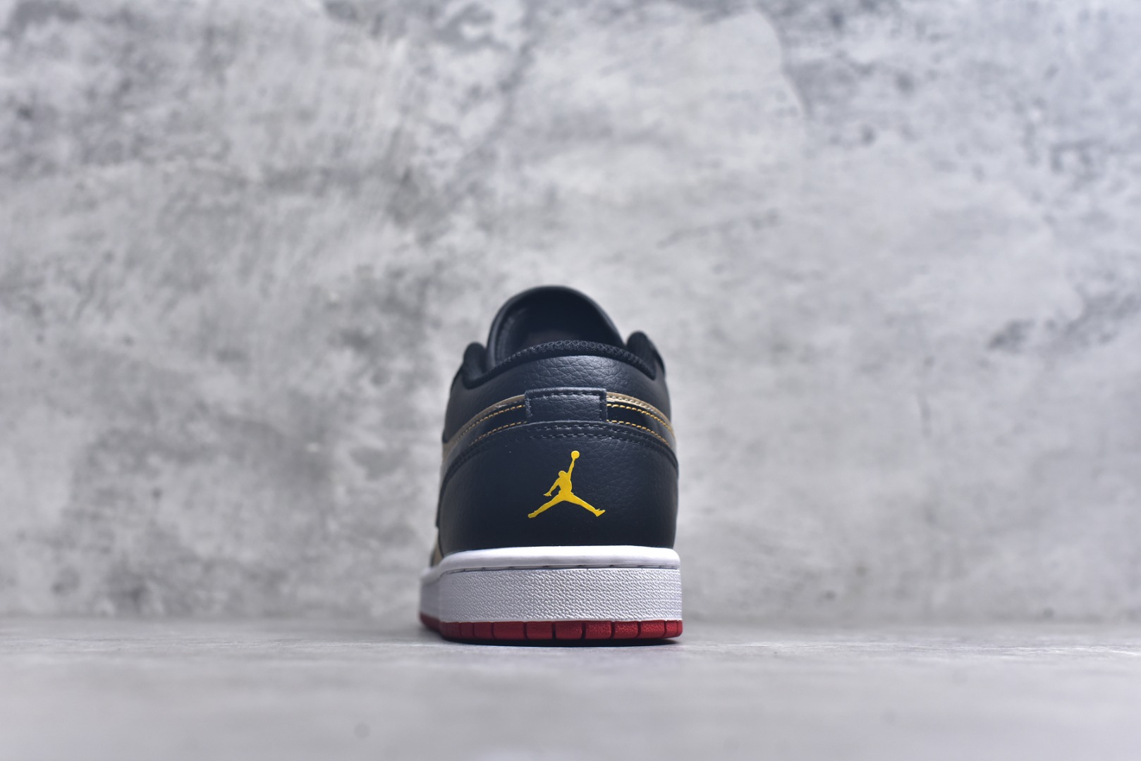 图片[5]-#Air Jordan AJ1 Low 低帮 HQ2016-200 全新流水线出品 DT版本唯一平替选择 市场第二梯队最强版 全部原鞋开发 原楦原纸板开发 全鞋电脑针车 原厂内置全掌气垫 原盒内在原标 唯一Zp原版鞋带绑法 免检产品 全新2022版型 全头层皮料 完美零毛边处理 原厂配置全掌气垫 价格定位良心 几十个配色陆续出货 实拍调校N版已经零色差零失真 百分百还原实物色彩所见即所得 不存在货不对板色差等低级问题 选购参考实物拍摄 不混卖不参货 只用心做好货严格选品 承诺混一赔十 尺码：36 36.5 37.5 38 38.5 39 40 40.5 41 42 42.5 43 44 44.5 45-选品中心