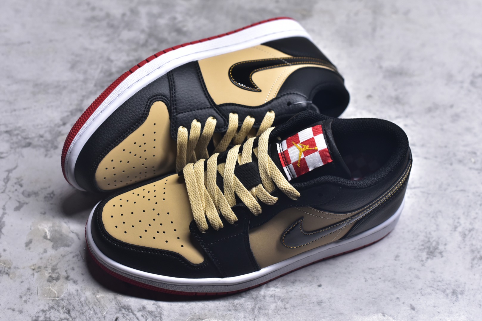 图片[7]-#Air Jordan AJ1 Low 低帮 HQ2016-200 全新流水线出品 DT版本唯一平替选择 市场第二梯队最强版 全部原鞋开发 原楦原纸板开发 全鞋电脑针车 原厂内置全掌气垫 原盒内在原标 唯一Zp原版鞋带绑法 免检产品 全新2022版型 全头层皮料 完美零毛边处理 原厂配置全掌气垫 价格定位良心 几十个配色陆续出货 实拍调校N版已经零色差零失真 百分百还原实物色彩所见即所得 不存在货不对板色差等低级问题 选购参考实物拍摄 不混卖不参货 只用心做好货严格选品 承诺混一赔十 尺码：36 36.5 37.5 38 38.5 39 40 40.5 41 42 42.5 43 44 44.5 45-选品中心