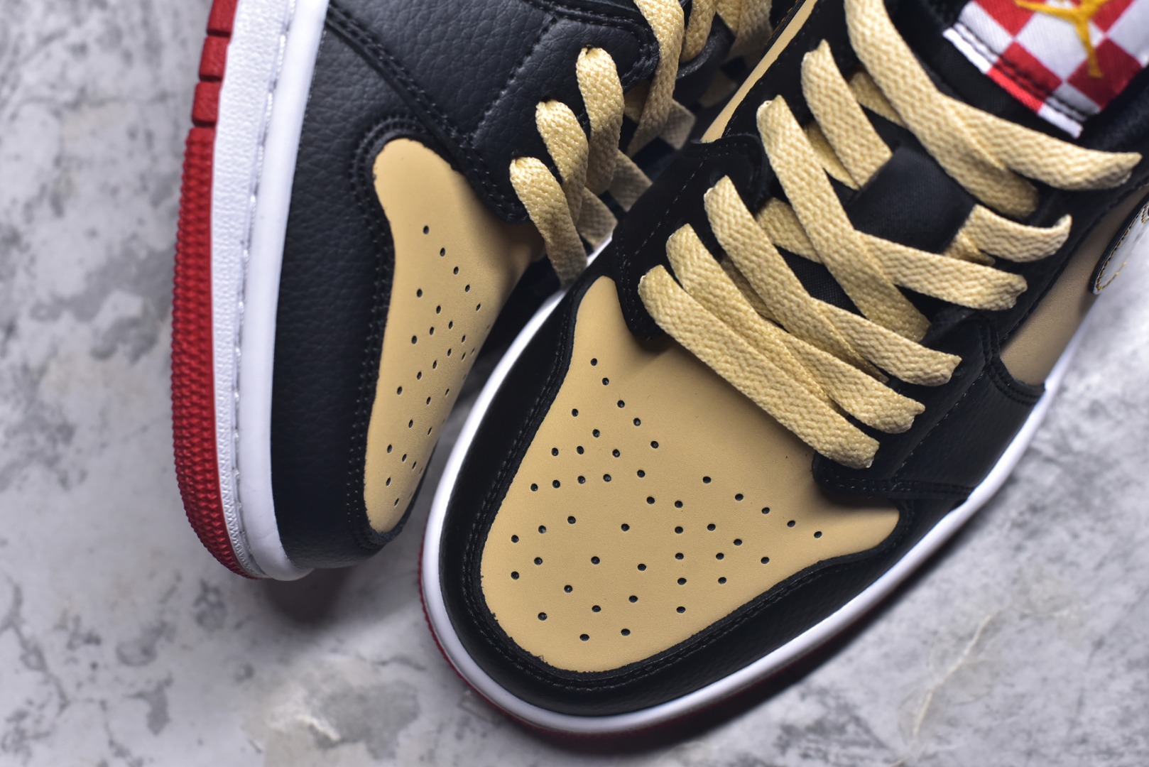 图片[8]-#Air Jordan AJ1 Low 低帮 HQ2016-200 全新流水线出品 DT版本唯一平替选择 市场第二梯队最强版 全部原鞋开发 原楦原纸板开发 全鞋电脑针车 原厂内置全掌气垫 原盒内在原标 唯一Zp原版鞋带绑法 免检产品 全新2022版型 全头层皮料 完美零毛边处理 原厂配置全掌气垫 价格定位良心 几十个配色陆续出货 实拍调校N版已经零色差零失真 百分百还原实物色彩所见即所得 不存在货不对板色差等低级问题 选购参考实物拍摄 不混卖不参货 只用心做好货严格选品 承诺混一赔十 尺码：36 36.5 37.5 38 38.5 39 40 40.5 41 42 42.5 43 44 44.5 45-选品中心