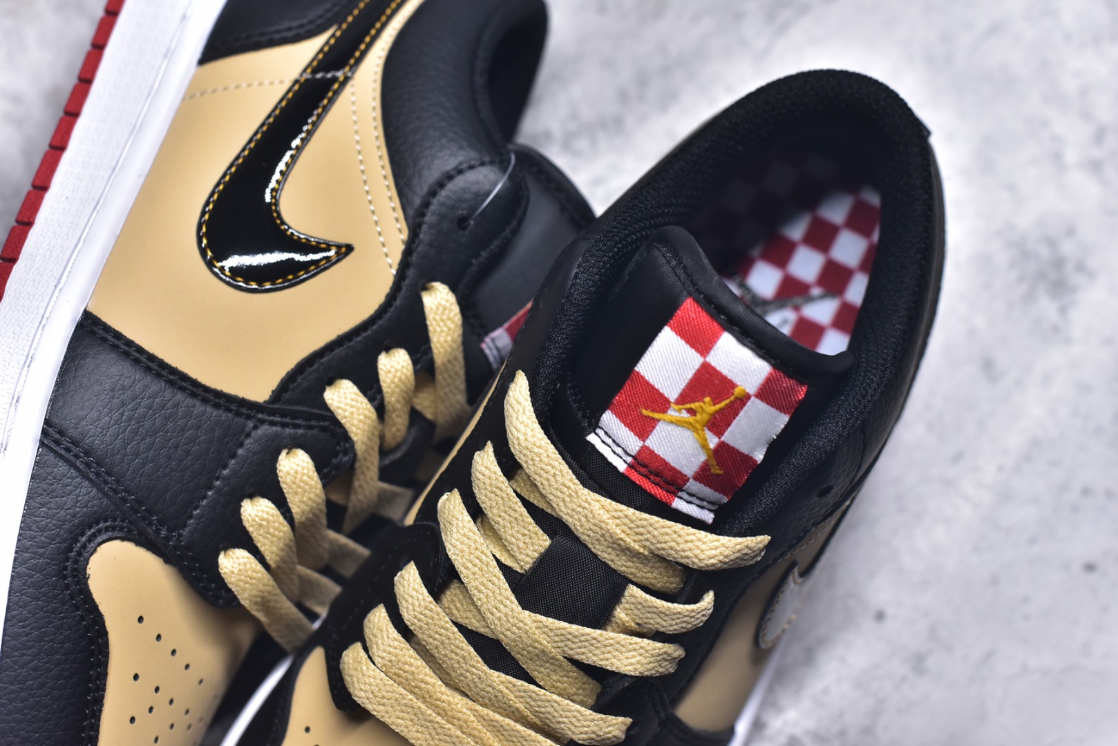 图片[9]-#Air Jordan AJ1 Low 低帮 HQ2016-200 全新流水线出品 DT版本唯一平替选择 市场第二梯队最强版 全部原鞋开发 原楦原纸板开发 全鞋电脑针车 原厂内置全掌气垫 原盒内在原标 唯一Zp原版鞋带绑法 免检产品 全新2022版型 全头层皮料 完美零毛边处理 原厂配置全掌气垫 价格定位良心 几十个配色陆续出货 实拍调校N版已经零色差零失真 百分百还原实物色彩所见即所得 不存在货不对板色差等低级问题 选购参考实物拍摄 不混卖不参货 只用心做好货严格选品 承诺混一赔十 尺码：36 36.5 37.5 38 38.5 39 40 40.5 41 42 42.5 43 44 44.5 45-选品中心