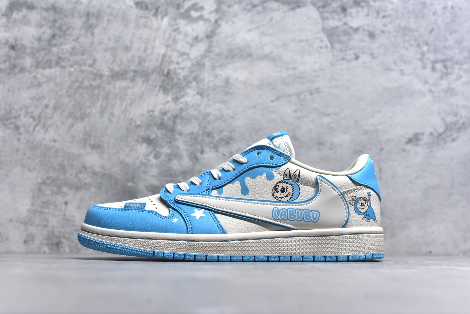 #海外爆款限量发售！Travis Scott x Fragment Design x Jordan Air Jordan 1 Low OG SP “浅蓝泼墨拉布布” 多方联名合作融合了Travi翻毛蓝勾s Scott 独特的音乐风格，藤原浩个性的设计风格以及Jordan品牌的经典元素 使其成为一双具有独特身份和价值的鞋子 清新而立体的外观加上联名标识更突出了其独特身份 这种配色方案显示出活力和时尚感 在视觉上引人注目 鞋身的质感和细腻的细节处理使其显得高端而格调十足 这款“倒钩”联名是设计与创意完美结合 融合多方的个性风格是一款备受瞩目的潮流鞋款 低帮休闲板鞋 定制鞋盒 大厂纯原品质出货 超高清洁度 皮料切割干净无任何毛边 细节完美 货号：DZ5899-022 尺码：36 36.5 37.5 38 38.5 39 40 40.5 41 42 42.5 43 44 44.5 45-选品中心