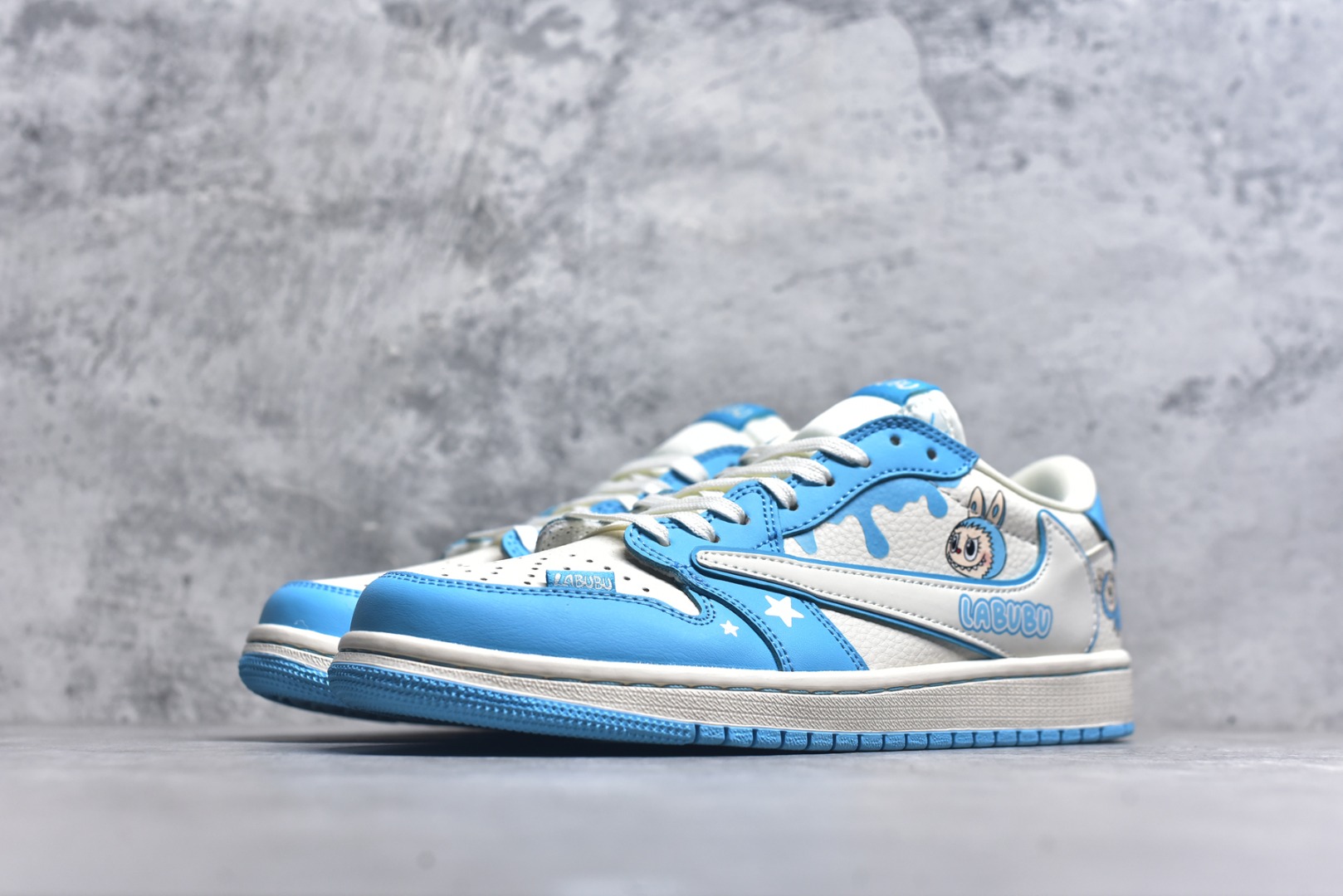 图片[2]-#海外爆款限量发售！Travis Scott x Fragment Design x Jordan Air Jordan 1 Low OG SP “浅蓝泼墨拉布布” 多方联名合作融合了Travi翻毛蓝勾s Scott 独特的音乐风格，藤原浩个性的设计风格以及Jordan品牌的经典元素 使其成为一双具有独特身份和价值的鞋子 清新而立体的外观加上联名标识更突出了其独特身份 这种配色方案显示出活力和时尚感 在视觉上引人注目 鞋身的质感和细腻的细节处理使其显得高端而格调十足 这款“倒钩”联名是设计与创意完美结合 融合多方的个性风格是一款备受瞩目的潮流鞋款 低帮休闲板鞋 定制鞋盒 大厂纯原品质出货 超高清洁度 皮料切割干净无任何毛边 细节完美 货号：DZ5899-022 尺码：36 36.5 37.5 38 38.5 39 40 40.5 41 42 42.5 43 44 44.5 45-选品中心