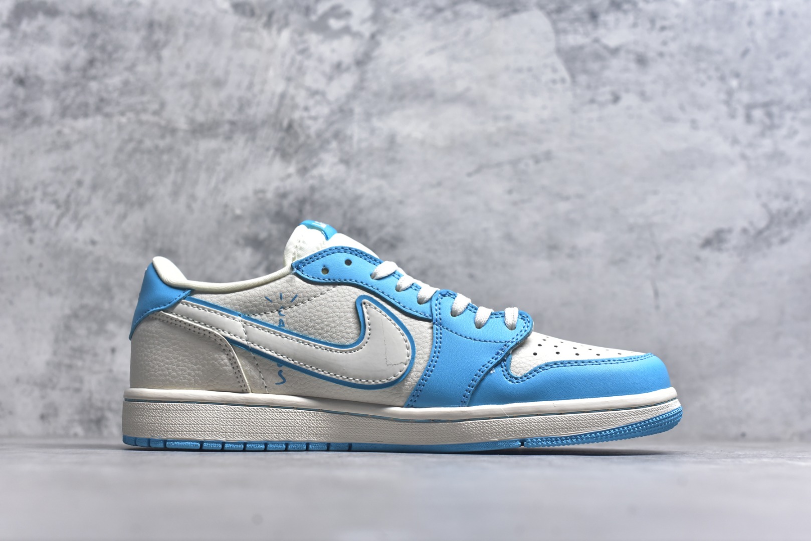 图片[3]-#海外爆款限量发售！Travis Scott x Fragment Design x Jordan Air Jordan 1 Low OG SP “浅蓝泼墨拉布布” 多方联名合作融合了Travi翻毛蓝勾s Scott 独特的音乐风格，藤原浩个性的设计风格以及Jordan品牌的经典元素 使其成为一双具有独特身份和价值的鞋子 清新而立体的外观加上联名标识更突出了其独特身份 这种配色方案显示出活力和时尚感 在视觉上引人注目 鞋身的质感和细腻的细节处理使其显得高端而格调十足 这款“倒钩”联名是设计与创意完美结合 融合多方的个性风格是一款备受瞩目的潮流鞋款 低帮休闲板鞋 定制鞋盒 大厂纯原品质出货 超高清洁度 皮料切割干净无任何毛边 细节完美 货号：DZ5899-022 尺码：36 36.5 37.5 38 38.5 39 40 40.5 41 42 42.5 43 44 44.5 45-选品中心