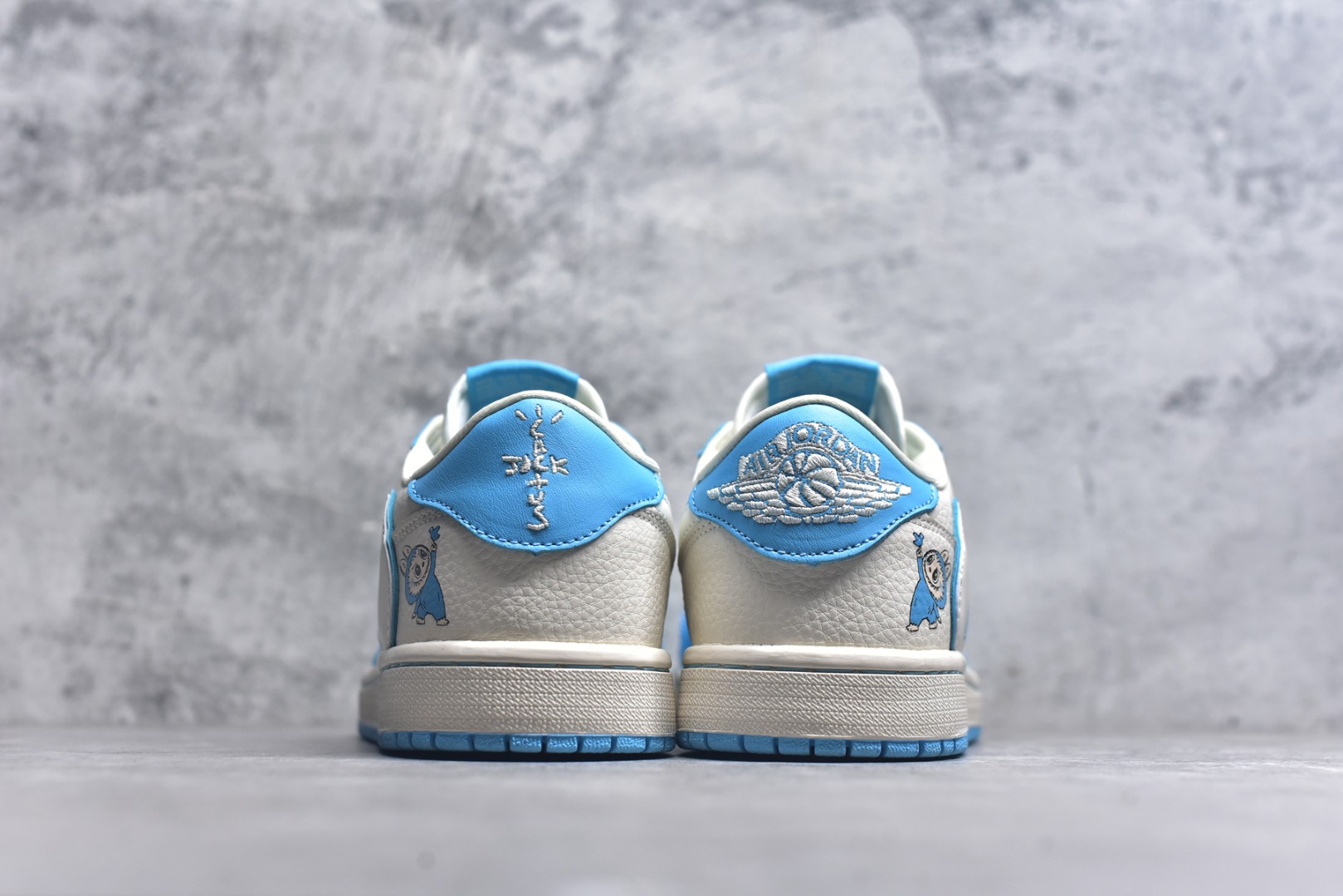 图片[5]-#海外爆款限量发售！Travis Scott x Fragment Design x Jordan Air Jordan 1 Low OG SP “浅蓝泼墨拉布布” 多方联名合作融合了Travi翻毛蓝勾s Scott 独特的音乐风格，藤原浩个性的设计风格以及Jordan品牌的经典元素 使其成为一双具有独特身份和价值的鞋子 清新而立体的外观加上联名标识更突出了其独特身份 这种配色方案显示出活力和时尚感 在视觉上引人注目 鞋身的质感和细腻的细节处理使其显得高端而格调十足 这款“倒钩”联名是设计与创意完美结合 融合多方的个性风格是一款备受瞩目的潮流鞋款 低帮休闲板鞋 定制鞋盒 大厂纯原品质出货 超高清洁度 皮料切割干净无任何毛边 细节完美 货号：DZ5899-022 尺码：36 36.5 37.5 38 38.5 39 40 40.5 41 42 42.5 43 44 44.5 45-选品中心