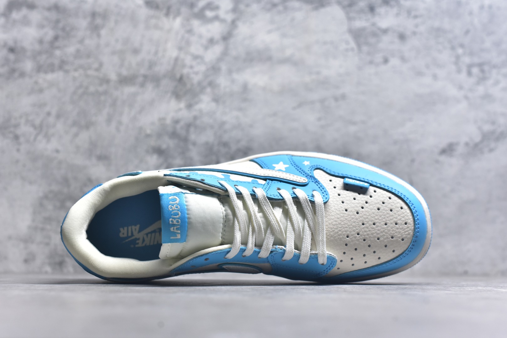 图片[4]-#海外爆款限量发售！Travis Scott x Fragment Design x Jordan Air Jordan 1 Low OG SP “浅蓝泼墨拉布布” 多方联名合作融合了Travi翻毛蓝勾s Scott 独特的音乐风格，藤原浩个性的设计风格以及Jordan品牌的经典元素 使其成为一双具有独特身份和价值的鞋子 清新而立体的外观加上联名标识更突出了其独特身份 这种配色方案显示出活力和时尚感 在视觉上引人注目 鞋身的质感和细腻的细节处理使其显得高端而格调十足 这款“倒钩”联名是设计与创意完美结合 融合多方的个性风格是一款备受瞩目的潮流鞋款 低帮休闲板鞋 定制鞋盒 大厂纯原品质出货 超高清洁度 皮料切割干净无任何毛边 细节完美 货号：DZ5899-022 尺码：36 36.5 37.5 38 38.5 39 40 40.5 41 42 42.5 43 44 44.5 45-选品中心