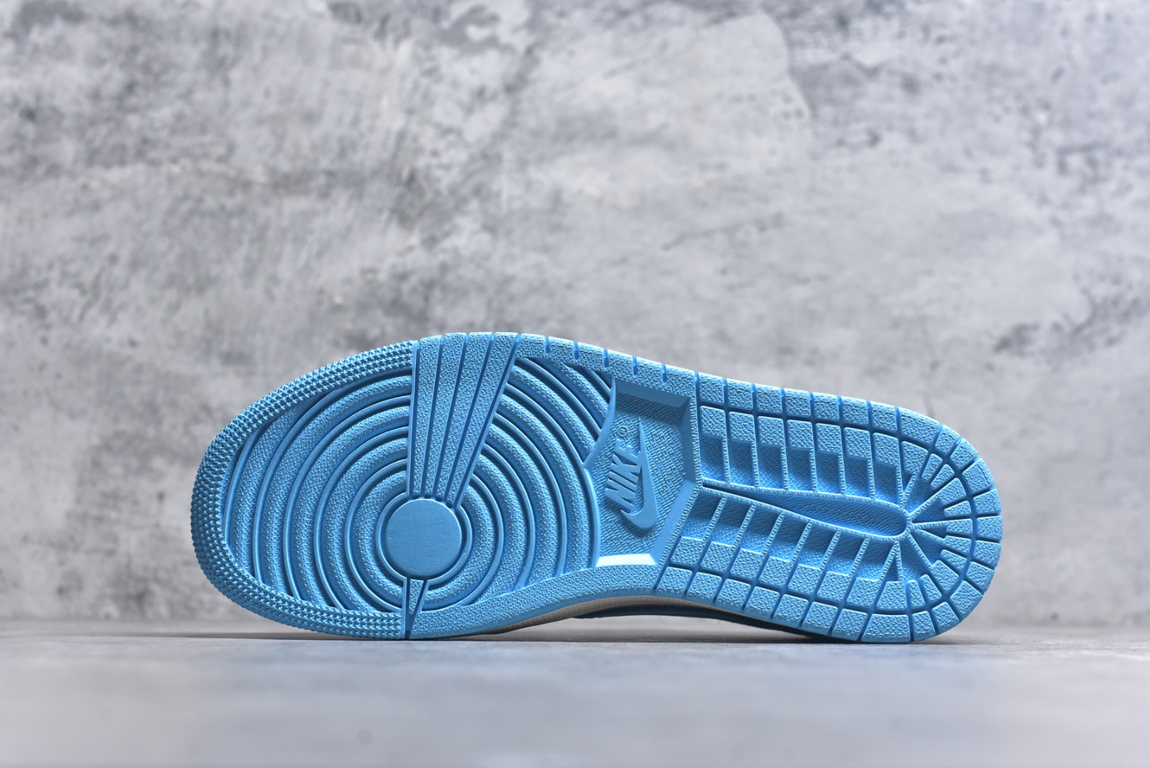 图片[6]-#海外爆款限量发售！Travis Scott x Fragment Design x Jordan Air Jordan 1 Low OG SP “浅蓝泼墨拉布布” 多方联名合作融合了Travi翻毛蓝勾s Scott 独特的音乐风格，藤原浩个性的设计风格以及Jordan品牌的经典元素 使其成为一双具有独特身份和价值的鞋子 清新而立体的外观加上联名标识更突出了其独特身份 这种配色方案显示出活力和时尚感 在视觉上引人注目 鞋身的质感和细腻的细节处理使其显得高端而格调十足 这款“倒钩”联名是设计与创意完美结合 融合多方的个性风格是一款备受瞩目的潮流鞋款 低帮休闲板鞋 定制鞋盒 大厂纯原品质出货 超高清洁度 皮料切割干净无任何毛边 细节完美 货号：DZ5899-022 尺码：36 36.5 37.5 38 38.5 39 40 40.5 41 42 42.5 43 44 44.5 45-选品中心