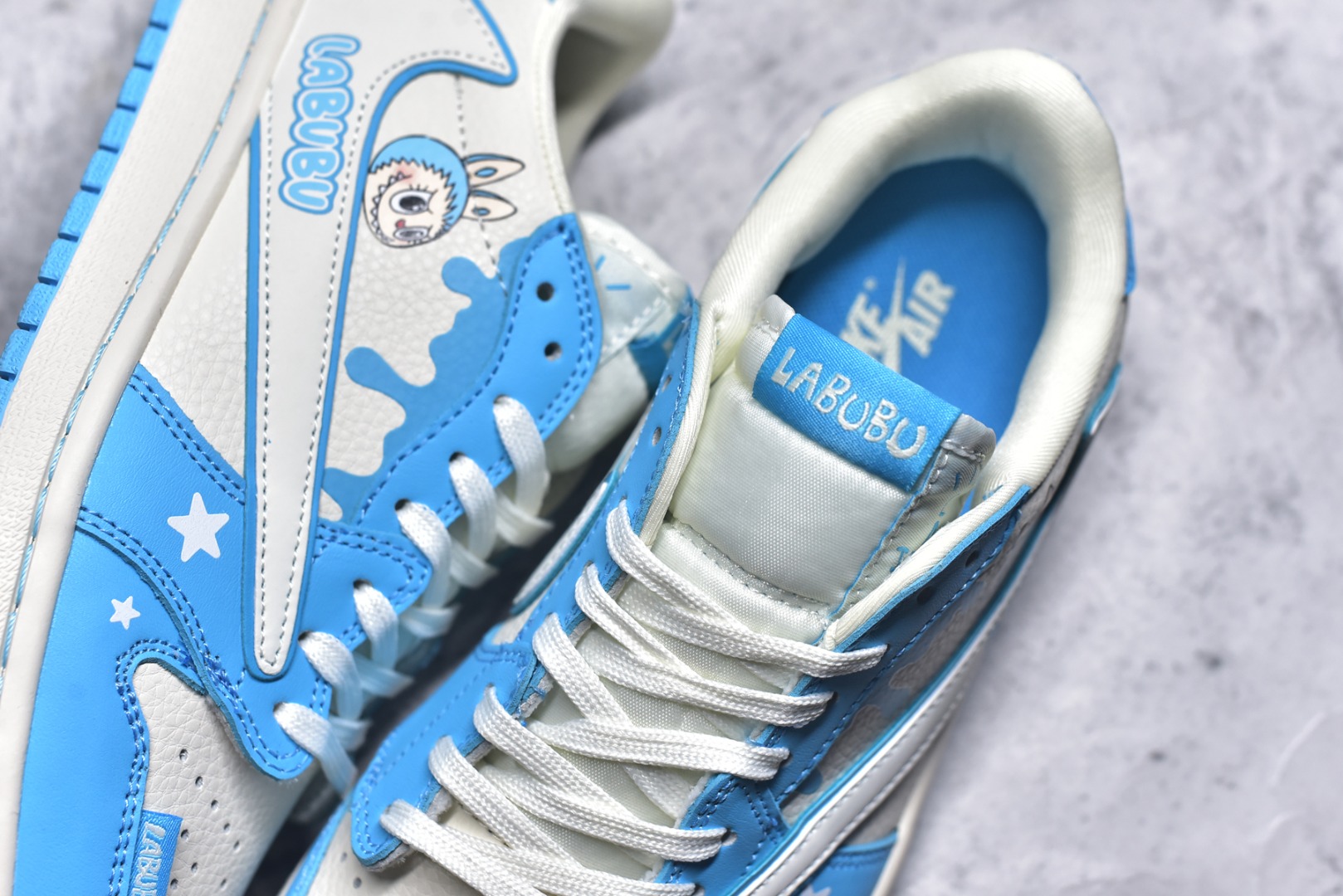 图片[9]-#海外爆款限量发售！Travis Scott x Fragment Design x Jordan Air Jordan 1 Low OG SP “浅蓝泼墨拉布布” 多方联名合作融合了Travi翻毛蓝勾s Scott 独特的音乐风格，藤原浩个性的设计风格以及Jordan品牌的经典元素 使其成为一双具有独特身份和价值的鞋子 清新而立体的外观加上联名标识更突出了其独特身份 这种配色方案显示出活力和时尚感 在视觉上引人注目 鞋身的质感和细腻的细节处理使其显得高端而格调十足 这款“倒钩”联名是设计与创意完美结合 融合多方的个性风格是一款备受瞩目的潮流鞋款 低帮休闲板鞋 定制鞋盒 大厂纯原品质出货 超高清洁度 皮料切割干净无任何毛边 细节完美 货号：DZ5899-022 尺码：36 36.5 37.5 38 38.5 39 40 40.5 41 42 42.5 43 44 44.5 45-选品中心