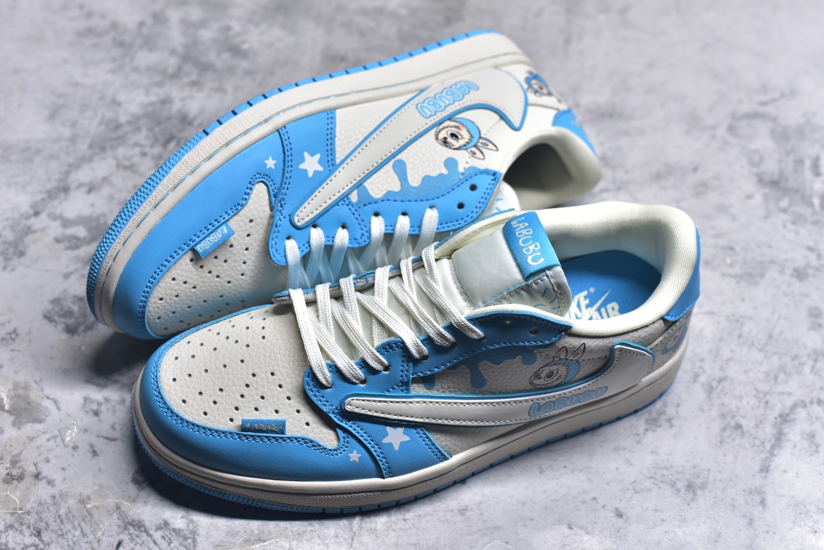 图片[7]-#海外爆款限量发售！Travis Scott x Fragment Design x Jordan Air Jordan 1 Low OG SP “浅蓝泼墨拉布布” 多方联名合作融合了Travi翻毛蓝勾s Scott 独特的音乐风格，藤原浩个性的设计风格以及Jordan品牌的经典元素 使其成为一双具有独特身份和价值的鞋子 清新而立体的外观加上联名标识更突出了其独特身份 这种配色方案显示出活力和时尚感 在视觉上引人注目 鞋身的质感和细腻的细节处理使其显得高端而格调十足 这款“倒钩”联名是设计与创意完美结合 融合多方的个性风格是一款备受瞩目的潮流鞋款 低帮休闲板鞋 定制鞋盒 大厂纯原品质出货 超高清洁度 皮料切割干净无任何毛边 细节完美 货号：DZ5899-022 尺码：36 36.5 37.5 38 38.5 39 40 40.5 41 42 42.5 43 44 44.5 45-选品中心