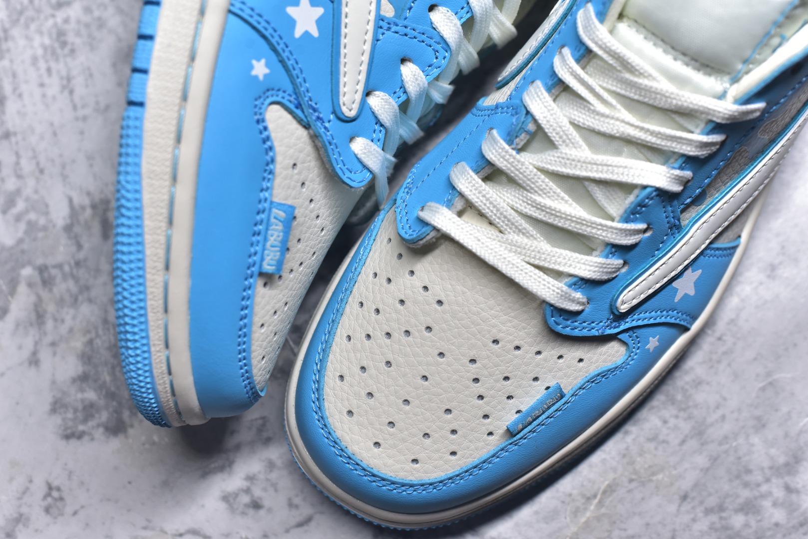 图片[8]-#海外爆款限量发售！Travis Scott x Fragment Design x Jordan Air Jordan 1 Low OG SP “浅蓝泼墨拉布布” 多方联名合作融合了Travi翻毛蓝勾s Scott 独特的音乐风格，藤原浩个性的设计风格以及Jordan品牌的经典元素 使其成为一双具有独特身份和价值的鞋子 清新而立体的外观加上联名标识更突出了其独特身份 这种配色方案显示出活力和时尚感 在视觉上引人注目 鞋身的质感和细腻的细节处理使其显得高端而格调十足 这款“倒钩”联名是设计与创意完美结合 融合多方的个性风格是一款备受瞩目的潮流鞋款 低帮休闲板鞋 定制鞋盒 大厂纯原品质出货 超高清洁度 皮料切割干净无任何毛边 细节完美 货号：DZ5899-022 尺码：36 36.5 37.5 38 38.5 39 40 40.5 41 42 42.5 43 44 44.5 45-选品中心