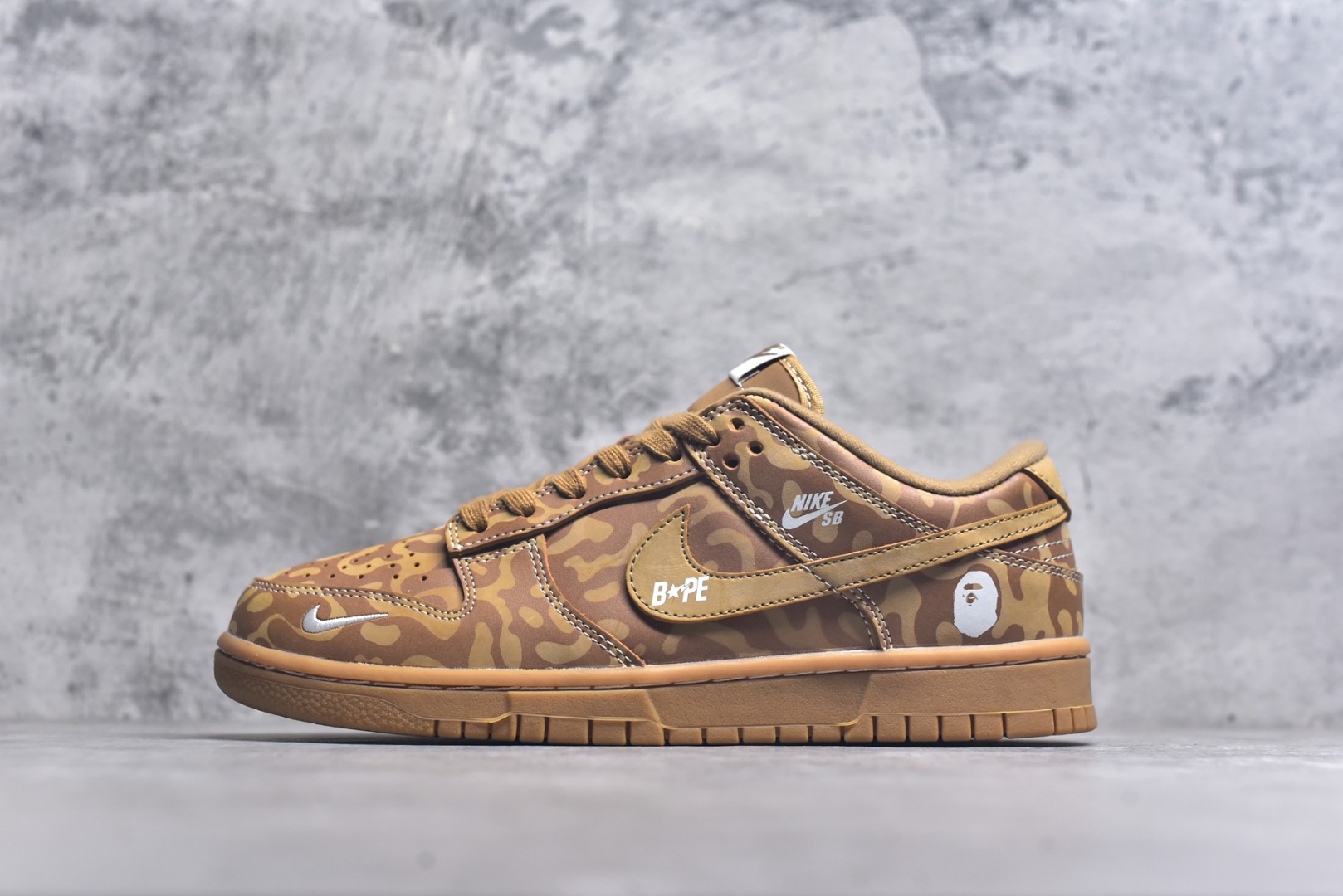 #NIKE DUNK SB LOW 全新配色 猿人头联名 定制Dunk SB顾名思义，具有经典的Dunk血缘，又注入了更多的时尚元素。相较于普通的Dunk滑板鞋，改良版的Dunk SB加厚了鞋舌的填充，使舒适性大大提升，同时也更方便穿脱；中底部分则加入了脚感柔软舒适Zoom Air气垫，有效吸收滑板等极限运动在落地时带来的冲击力，为街头运动者们提供更好的保护 货号：LW1818 121 尺码：36 36.5 37.5 38 38.5 39 40 40.5 41 42 42.5 43 44 45-选品中心