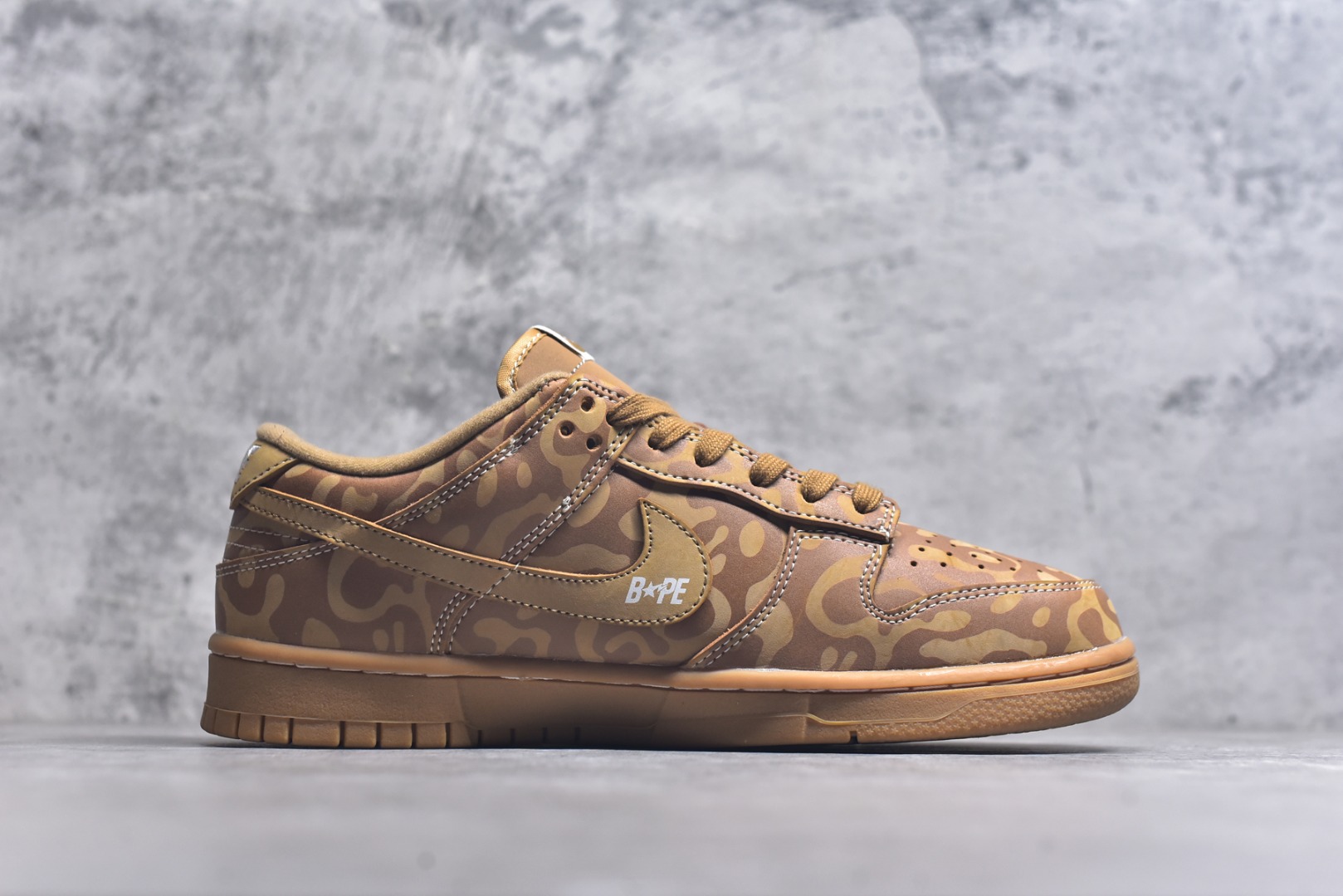 图片[3]-#NIKE DUNK SB LOW 全新配色 猿人头联名 定制Dunk SB顾名思义，具有经典的Dunk血缘，又注入了更多的时尚元素。相较于普通的Dunk滑板鞋，改良版的Dunk SB加厚了鞋舌的填充，使舒适性大大提升，同时也更方便穿脱；中底部分则加入了脚感柔软舒适Zoom Air气垫，有效吸收滑板等极限运动在落地时带来的冲击力，为街头运动者们提供更好的保护 货号：LW1818 121 尺码：36 36.5 37.5 38 38.5 39 40 40.5 41 42 42.5 43 44 45-选品中心