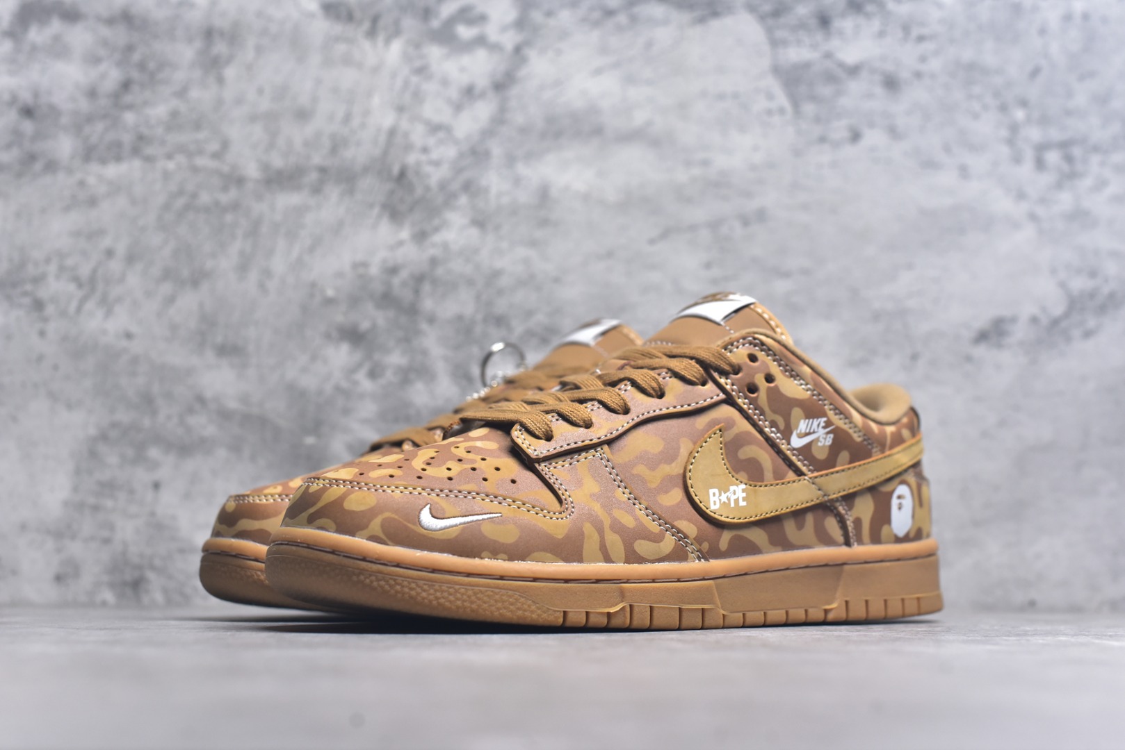 图片[2]-#NIKE DUNK SB LOW 全新配色 猿人头联名 定制Dunk SB顾名思义，具有经典的Dunk血缘，又注入了更多的时尚元素。相较于普通的Dunk滑板鞋，改良版的Dunk SB加厚了鞋舌的填充，使舒适性大大提升，同时也更方便穿脱；中底部分则加入了脚感柔软舒适Zoom Air气垫，有效吸收滑板等极限运动在落地时带来的冲击力，为街头运动者们提供更好的保护 货号：LW1818 121 尺码：36 36.5 37.5 38 38.5 39 40 40.5 41 42 42.5 43 44 45-选品中心