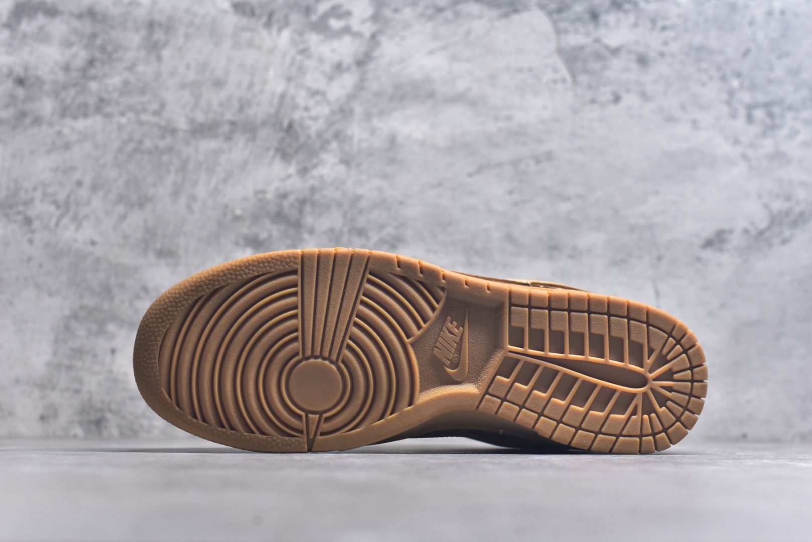 图片[6]-#NIKE DUNK SB LOW 全新配色 猿人头联名 定制Dunk SB顾名思义，具有经典的Dunk血缘，又注入了更多的时尚元素。相较于普通的Dunk滑板鞋，改良版的Dunk SB加厚了鞋舌的填充，使舒适性大大提升，同时也更方便穿脱；中底部分则加入了脚感柔软舒适Zoom Air气垫，有效吸收滑板等极限运动在落地时带来的冲击力，为街头运动者们提供更好的保护 货号：LW1818 121 尺码：36 36.5 37.5 38 38.5 39 40 40.5 41 42 42.5 43 44 45-选品中心