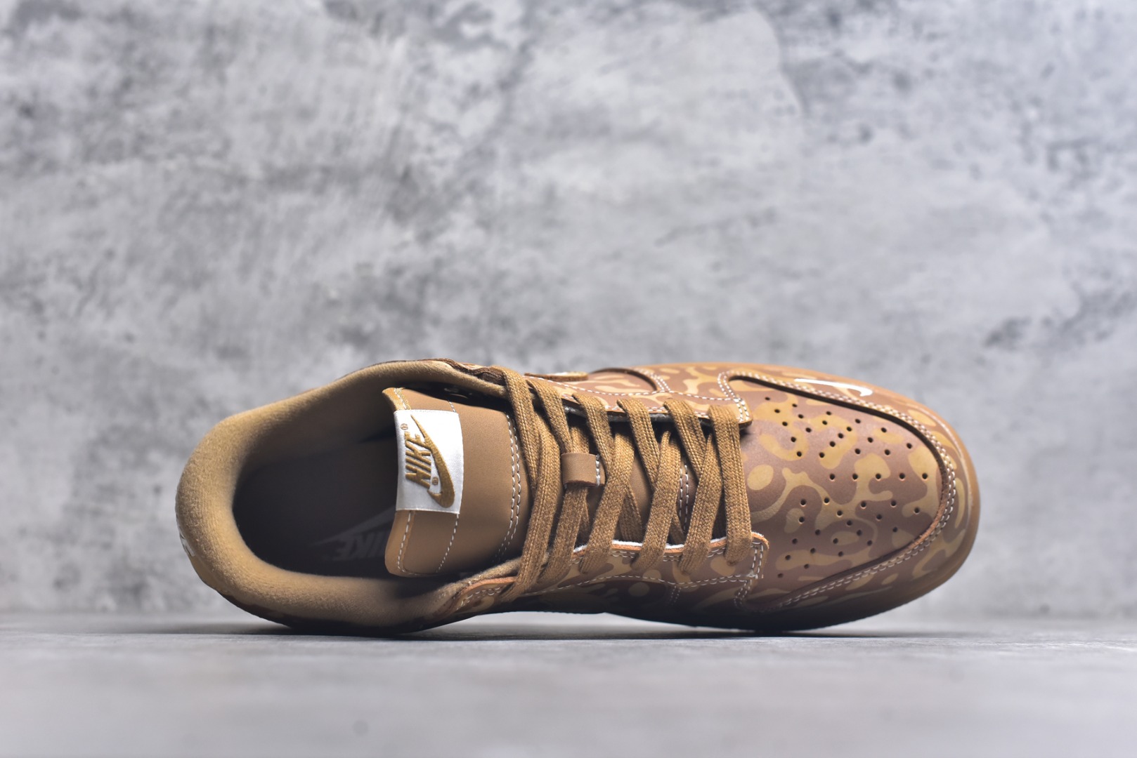 图片[4]-#NIKE DUNK SB LOW 全新配色 猿人头联名 定制Dunk SB顾名思义，具有经典的Dunk血缘，又注入了更多的时尚元素。相较于普通的Dunk滑板鞋，改良版的Dunk SB加厚了鞋舌的填充，使舒适性大大提升，同时也更方便穿脱；中底部分则加入了脚感柔软舒适Zoom Air气垫，有效吸收滑板等极限运动在落地时带来的冲击力，为街头运动者们提供更好的保护 货号：LW1818 121 尺码：36 36.5 37.5 38 38.5 39 40 40.5 41 42 42.5 43 44 45-选品中心