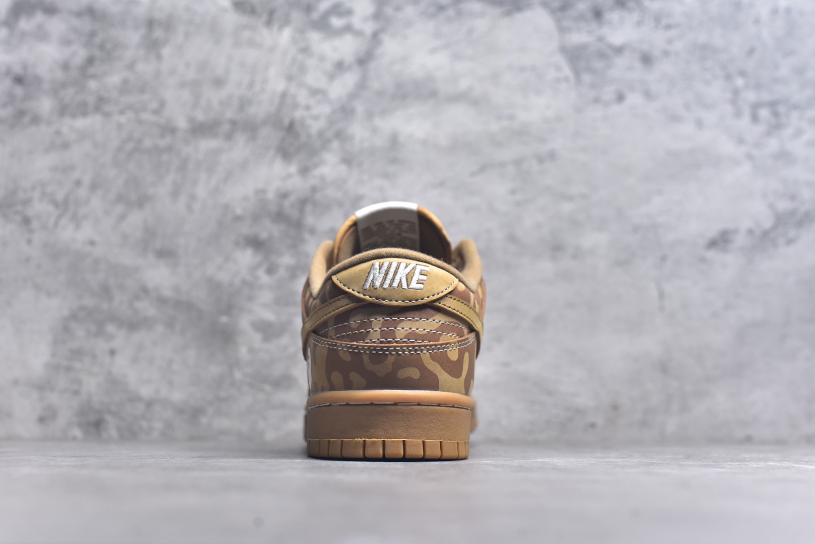 图片[5]-#NIKE DUNK SB LOW 全新配色 猿人头联名 定制Dunk SB顾名思义，具有经典的Dunk血缘，又注入了更多的时尚元素。相较于普通的Dunk滑板鞋，改良版的Dunk SB加厚了鞋舌的填充，使舒适性大大提升，同时也更方便穿脱；中底部分则加入了脚感柔软舒适Zoom Air气垫，有效吸收滑板等极限运动在落地时带来的冲击力，为街头运动者们提供更好的保护 货号：LW1818 121 尺码：36 36.5 37.5 38 38.5 39 40 40.5 41 42 42.5 43 44 45-选品中心