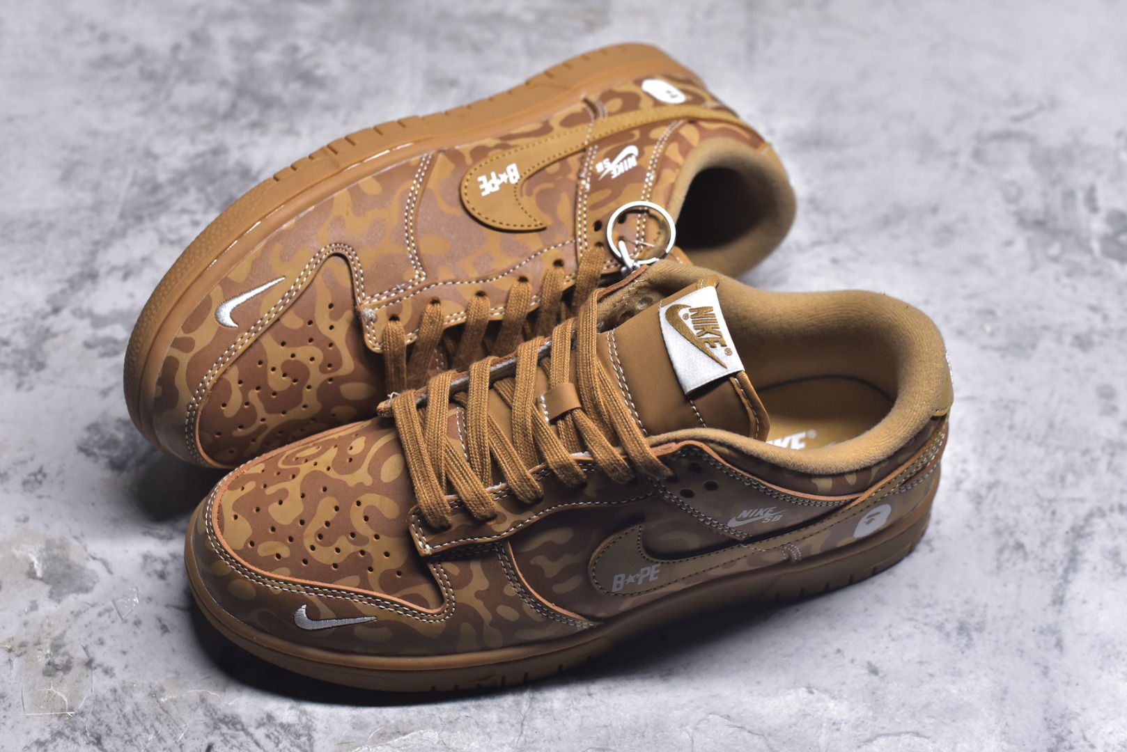 图片[7]-#NIKE DUNK SB LOW 全新配色 猿人头联名 定制Dunk SB顾名思义，具有经典的Dunk血缘，又注入了更多的时尚元素。相较于普通的Dunk滑板鞋，改良版的Dunk SB加厚了鞋舌的填充，使舒适性大大提升，同时也更方便穿脱；中底部分则加入了脚感柔软舒适Zoom Air气垫，有效吸收滑板等极限运动在落地时带来的冲击力，为街头运动者们提供更好的保护 货号：LW1818 121 尺码：36 36.5 37.5 38 38.5 39 40 40.5 41 42 42.5 43 44 45-选品中心