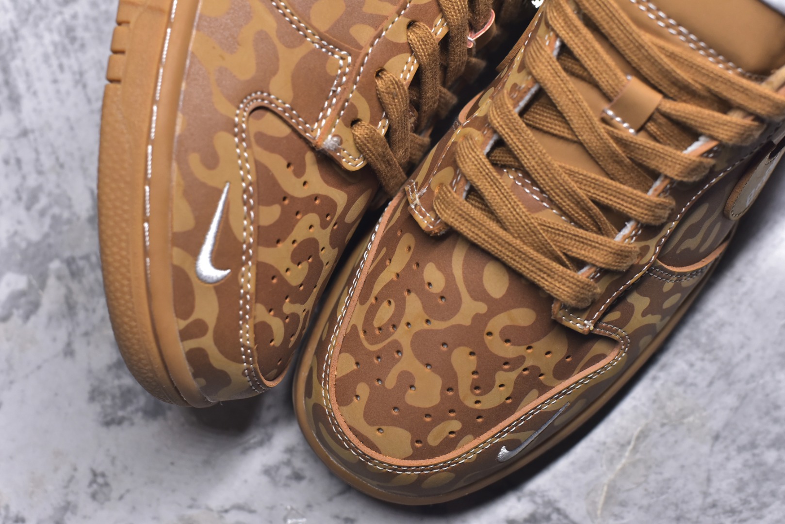 图片[8]-#NIKE DUNK SB LOW 全新配色 猿人头联名 定制Dunk SB顾名思义，具有经典的Dunk血缘，又注入了更多的时尚元素。相较于普通的Dunk滑板鞋，改良版的Dunk SB加厚了鞋舌的填充，使舒适性大大提升，同时也更方便穿脱；中底部分则加入了脚感柔软舒适Zoom Air气垫，有效吸收滑板等极限运动在落地时带来的冲击力，为街头运动者们提供更好的保护 货号：LW1818 121 尺码：36 36.5 37.5 38 38.5 39 40 40.5 41 42 42.5 43 44 45-选品中心