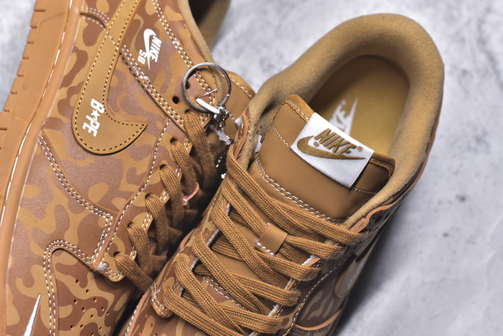 图片[9]-#NIKE DUNK SB LOW 全新配色 猿人头联名 定制Dunk SB顾名思义，具有经典的Dunk血缘，又注入了更多的时尚元素。相较于普通的Dunk滑板鞋，改良版的Dunk SB加厚了鞋舌的填充，使舒适性大大提升，同时也更方便穿脱；中底部分则加入了脚感柔软舒适Zoom Air气垫，有效吸收滑板等极限运动在落地时带来的冲击力，为街头运动者们提供更好的保护 货号：LW1818 121 尺码：36 36.5 37.5 38 38.5 39 40 40.5 41 42 42.5 43 44 45-选品中心