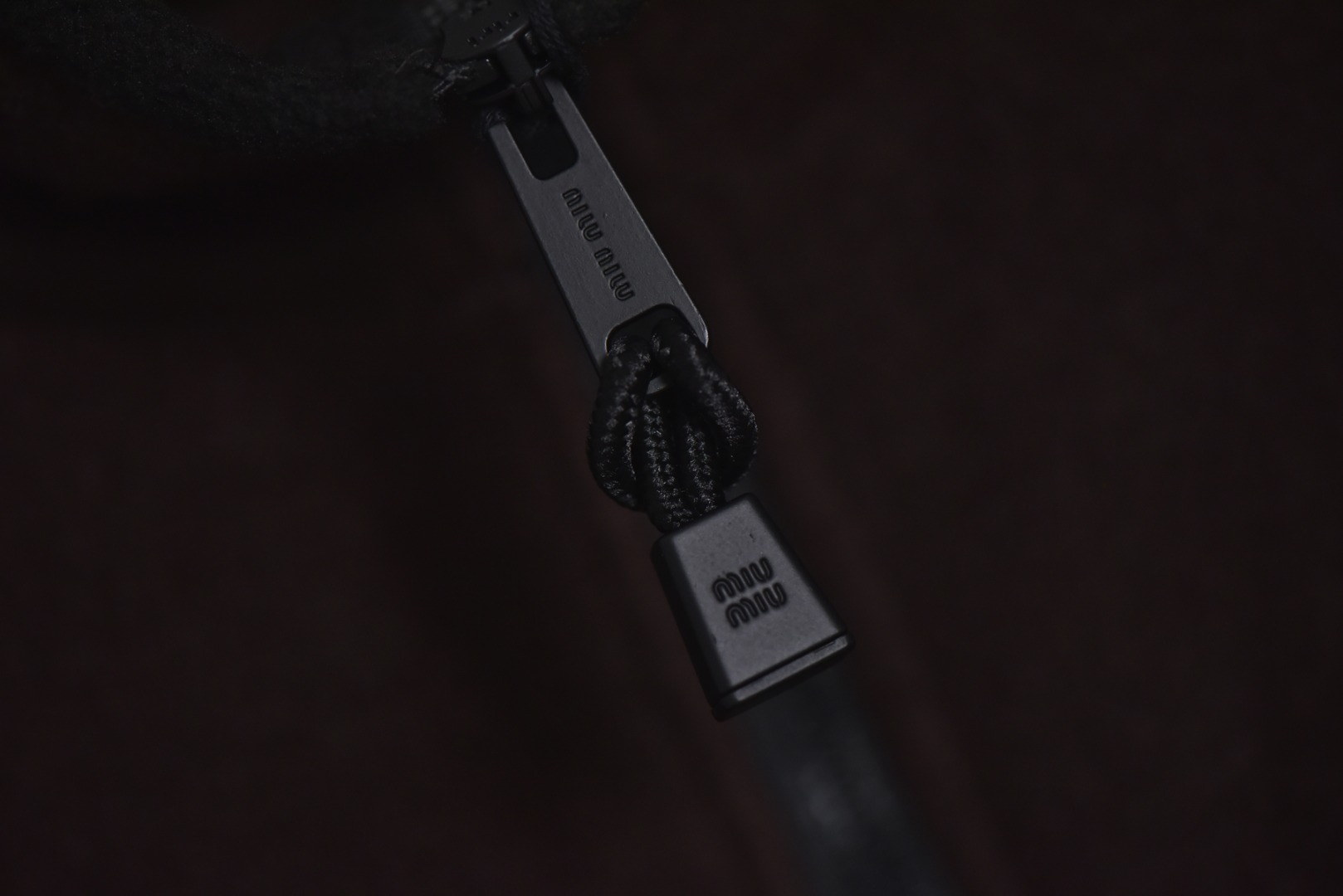 图片[5]-#Miu Miu 25Fw Miu小标咖色摇粒绒立领外套 面料采用定制织造染整一体工艺，从纱线选配到染色均按品牌标准定制。400克重摇粒绒需平衡蓬松度与垂感，通过经纬密优化确保厚度一致且抗风保暖。色牢度控制：定染环节采用环保活性染料，经5次水洗测试确保色彩零偏差，实现桃粉、薄荷绿等高饱和度色调的纯净度。肌理处理：双刷双摇工艺打造绒毛丰盈且定向倒伏的立体质感，避免传统摇粒绒的臃肿感。全件拉链及配件均为开模定制，非市场公版零件。拉链齿工艺：采用哑光涂层YKK EXCELLA系列，顺滑度与耐久度超越工业标准，拉头内部结构加入消音硅脂。挂绳挂件设计：拉链片与挂绳采用超声波切割无缝拼接，尾端缀以激光雕刻Logo的锌合金吊坠，单挂件经历12道冲压打磨工序。装饰刺绣均采用田岛多针头绣花机完成。3D立体绣法：先以平绣打底，再叠加链目绣与毛巾绣混合工艺，使图案凸起高度达1.2mm，触感柔软不硌肤。本品以工艺冗余度换取极致体验，从纱线定制到终端装配均执行高精度标准，将功能性细节转化为隐性奢华，重构时尚单品的价值维度 尺码：S-L-选品中心