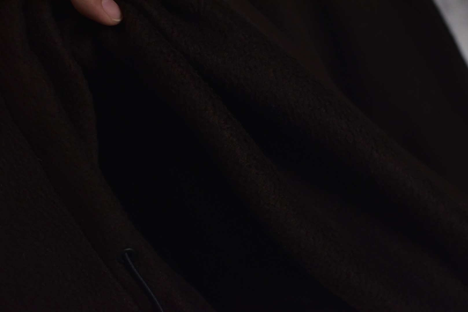 图片[7]-#Miu Miu 25Fw Miu小标咖色摇粒绒立领外套 面料采用定制织造染整一体工艺，从纱线选配到染色均按品牌标准定制。400克重摇粒绒需平衡蓬松度与垂感，通过经纬密优化确保厚度一致且抗风保暖。色牢度控制：定染环节采用环保活性染料，经5次水洗测试确保色彩零偏差，实现桃粉、薄荷绿等高饱和度色调的纯净度。肌理处理：双刷双摇工艺打造绒毛丰盈且定向倒伏的立体质感，避免传统摇粒绒的臃肿感。全件拉链及配件均为开模定制，非市场公版零件。拉链齿工艺：采用哑光涂层YKK EXCELLA系列，顺滑度与耐久度超越工业标准，拉头内部结构加入消音硅脂。挂绳挂件设计：拉链片与挂绳采用超声波切割无缝拼接，尾端缀以激光雕刻Logo的锌合金吊坠，单挂件经历12道冲压打磨工序。装饰刺绣均采用田岛多针头绣花机完成。3D立体绣法：先以平绣打底，再叠加链目绣与毛巾绣混合工艺，使图案凸起高度达1.2mm，触感柔软不硌肤。本品以工艺冗余度换取极致体验，从纱线定制到终端装配均执行高精度标准，将功能性细节转化为隐性奢华，重构时尚单品的价值维度 尺码：S-L-选品中心