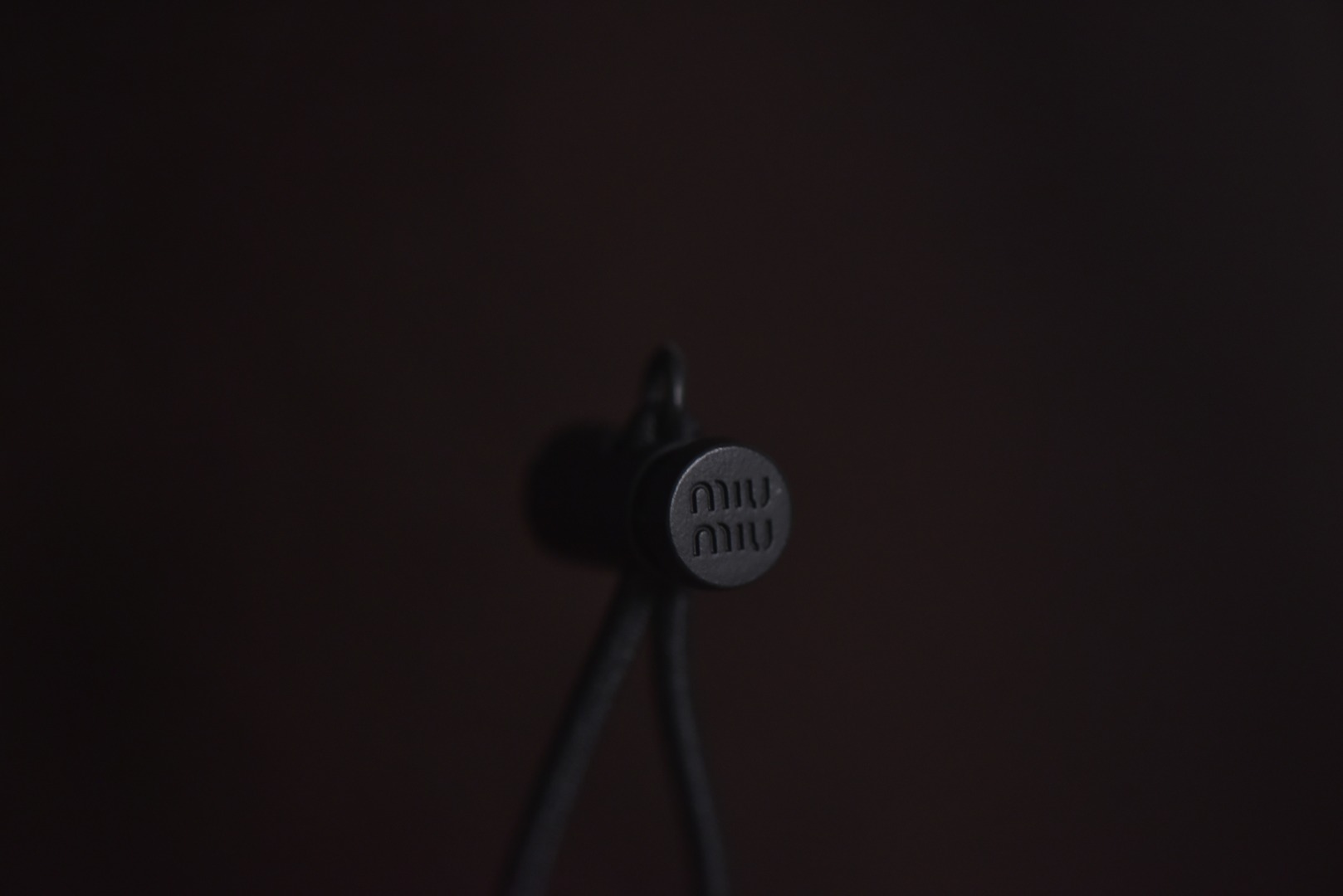 图片[6]-#Miu Miu 25Fw Miu小标咖色摇粒绒立领外套 面料采用定制织造染整一体工艺，从纱线选配到染色均按品牌标准定制。400克重摇粒绒需平衡蓬松度与垂感，通过经纬密优化确保厚度一致且抗风保暖。色牢度控制：定染环节采用环保活性染料，经5次水洗测试确保色彩零偏差，实现桃粉、薄荷绿等高饱和度色调的纯净度。肌理处理：双刷双摇工艺打造绒毛丰盈且定向倒伏的立体质感，避免传统摇粒绒的臃肿感。全件拉链及配件均为开模定制，非市场公版零件。拉链齿工艺：采用哑光涂层YKK EXCELLA系列，顺滑度与耐久度超越工业标准，拉头内部结构加入消音硅脂。挂绳挂件设计：拉链片与挂绳采用超声波切割无缝拼接，尾端缀以激光雕刻Logo的锌合金吊坠，单挂件经历12道冲压打磨工序。装饰刺绣均采用田岛多针头绣花机完成。3D立体绣法：先以平绣打底，再叠加链目绣与毛巾绣混合工艺，使图案凸起高度达1.2mm，触感柔软不硌肤。本品以工艺冗余度换取极致体验，从纱线定制到终端装配均执行高精度标准，将功能性细节转化为隐性奢华，重构时尚单品的价值维度 尺码：S-L-选品中心