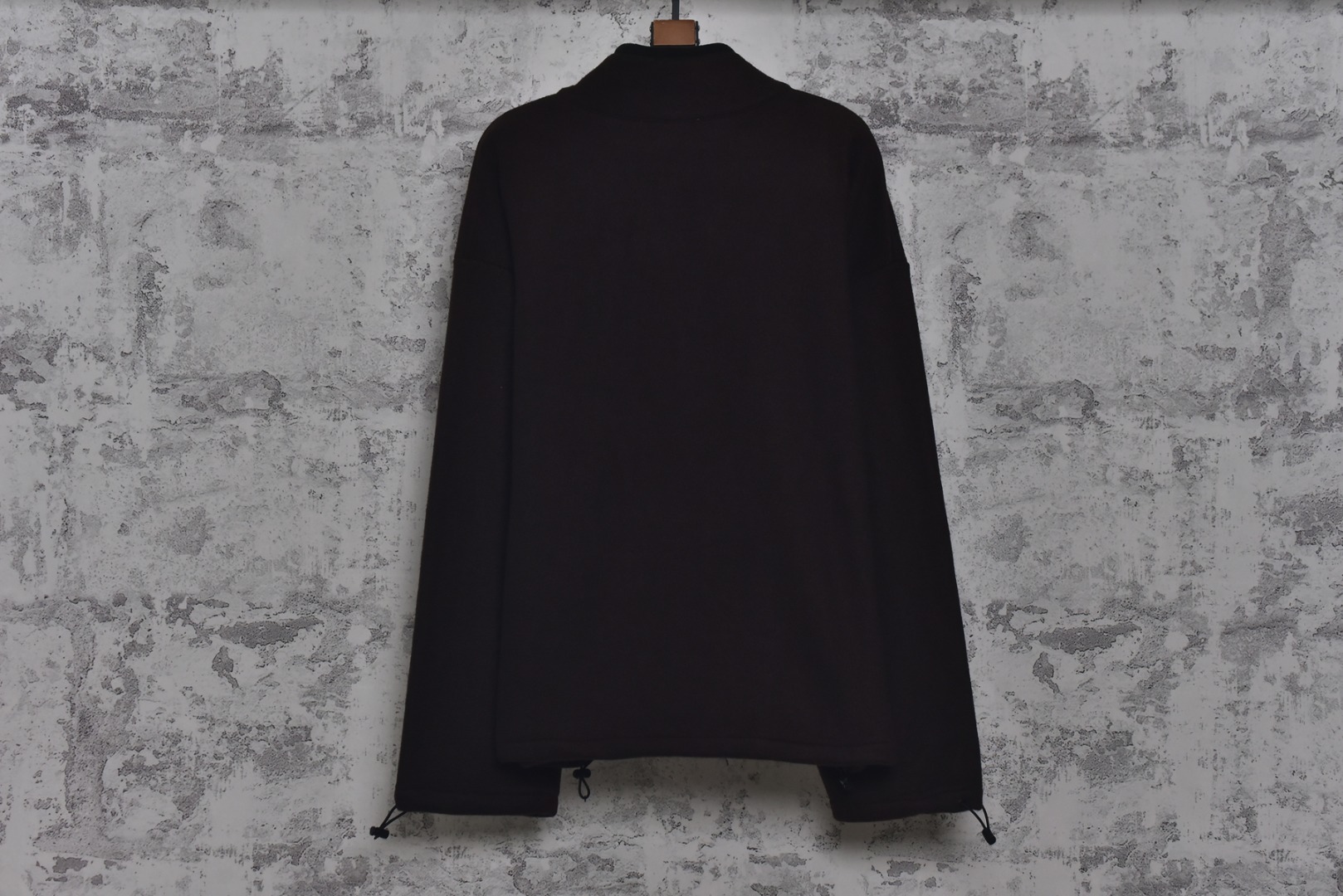 图片[2]-#Miu Miu 25Fw Miu小标咖色摇粒绒立领外套 面料采用定制织造染整一体工艺，从纱线选配到染色均按品牌标准定制。400克重摇粒绒需平衡蓬松度与垂感，通过经纬密优化确保厚度一致且抗风保暖。色牢度控制：定染环节采用环保活性染料，经5次水洗测试确保色彩零偏差，实现桃粉、薄荷绿等高饱和度色调的纯净度。肌理处理：双刷双摇工艺打造绒毛丰盈且定向倒伏的立体质感，避免传统摇粒绒的臃肿感。全件拉链及配件均为开模定制，非市场公版零件。拉链齿工艺：采用哑光涂层YKK EXCELLA系列，顺滑度与耐久度超越工业标准，拉头内部结构加入消音硅脂。挂绳挂件设计：拉链片与挂绳采用超声波切割无缝拼接，尾端缀以激光雕刻Logo的锌合金吊坠，单挂件经历12道冲压打磨工序。装饰刺绣均采用田岛多针头绣花机完成。3D立体绣法：先以平绣打底，再叠加链目绣与毛巾绣混合工艺，使图案凸起高度达1.2mm，触感柔软不硌肤。本品以工艺冗余度换取极致体验，从纱线定制到终端装配均执行高精度标准，将功能性细节转化为隐性奢华，重构时尚单品的价值维度 尺码：S-L-选品中心