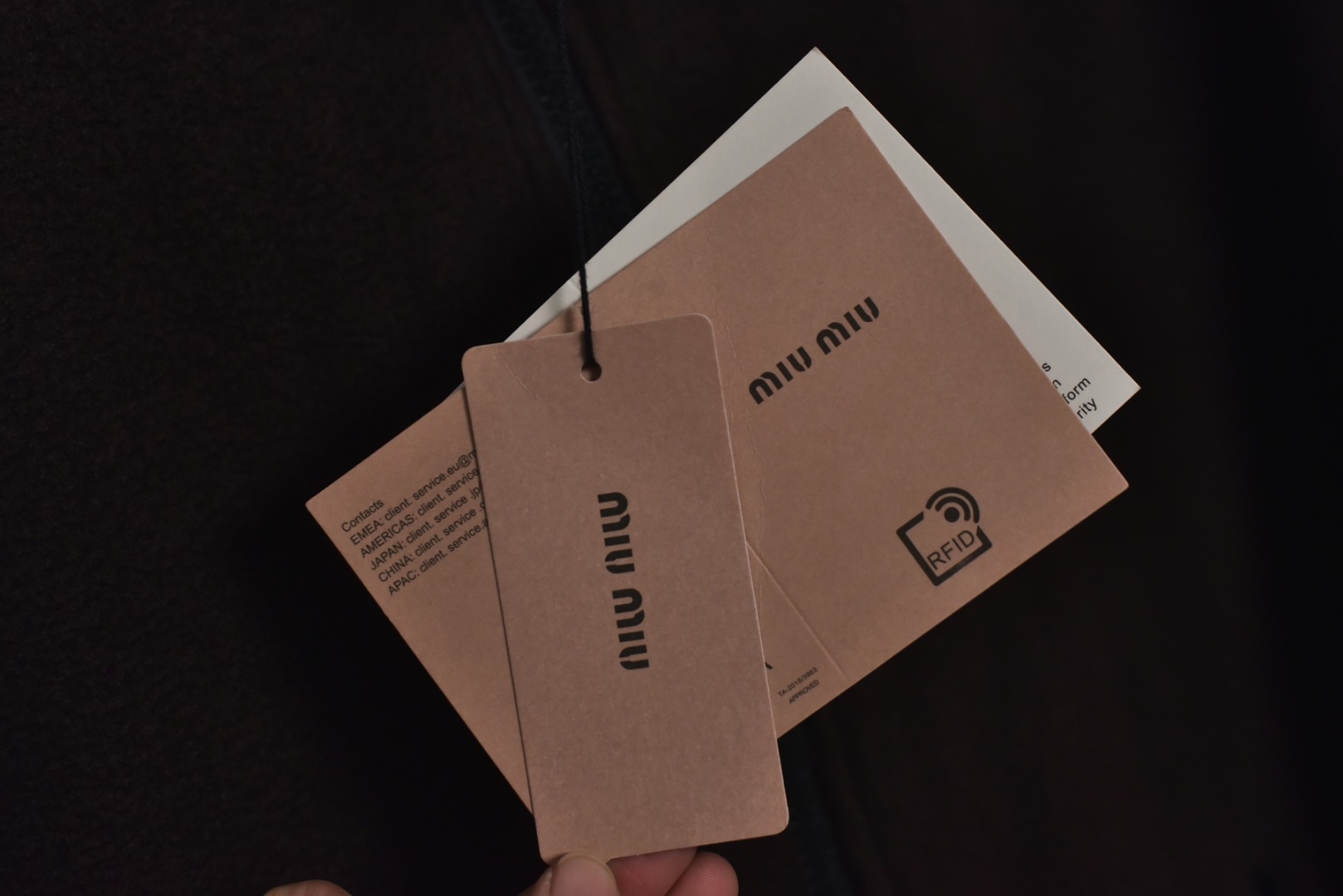 图片[9]-#Miu Miu 25Fw Miu小标咖色摇粒绒立领外套 面料采用定制织造染整一体工艺，从纱线选配到染色均按品牌标准定制。400克重摇粒绒需平衡蓬松度与垂感，通过经纬密优化确保厚度一致且抗风保暖。色牢度控制：定染环节采用环保活性染料，经5次水洗测试确保色彩零偏差，实现桃粉、薄荷绿等高饱和度色调的纯净度。肌理处理：双刷双摇工艺打造绒毛丰盈且定向倒伏的立体质感，避免传统摇粒绒的臃肿感。全件拉链及配件均为开模定制，非市场公版零件。拉链齿工艺：采用哑光涂层YKK EXCELLA系列，顺滑度与耐久度超越工业标准，拉头内部结构加入消音硅脂。挂绳挂件设计：拉链片与挂绳采用超声波切割无缝拼接，尾端缀以激光雕刻Logo的锌合金吊坠，单挂件经历12道冲压打磨工序。装饰刺绣均采用田岛多针头绣花机完成。3D立体绣法：先以平绣打底，再叠加链目绣与毛巾绣混合工艺，使图案凸起高度达1.2mm，触感柔软不硌肤。本品以工艺冗余度换取极致体验，从纱线定制到终端装配均执行高精度标准，将功能性细节转化为隐性奢华，重构时尚单品的价值维度 尺码：S-L-选品中心