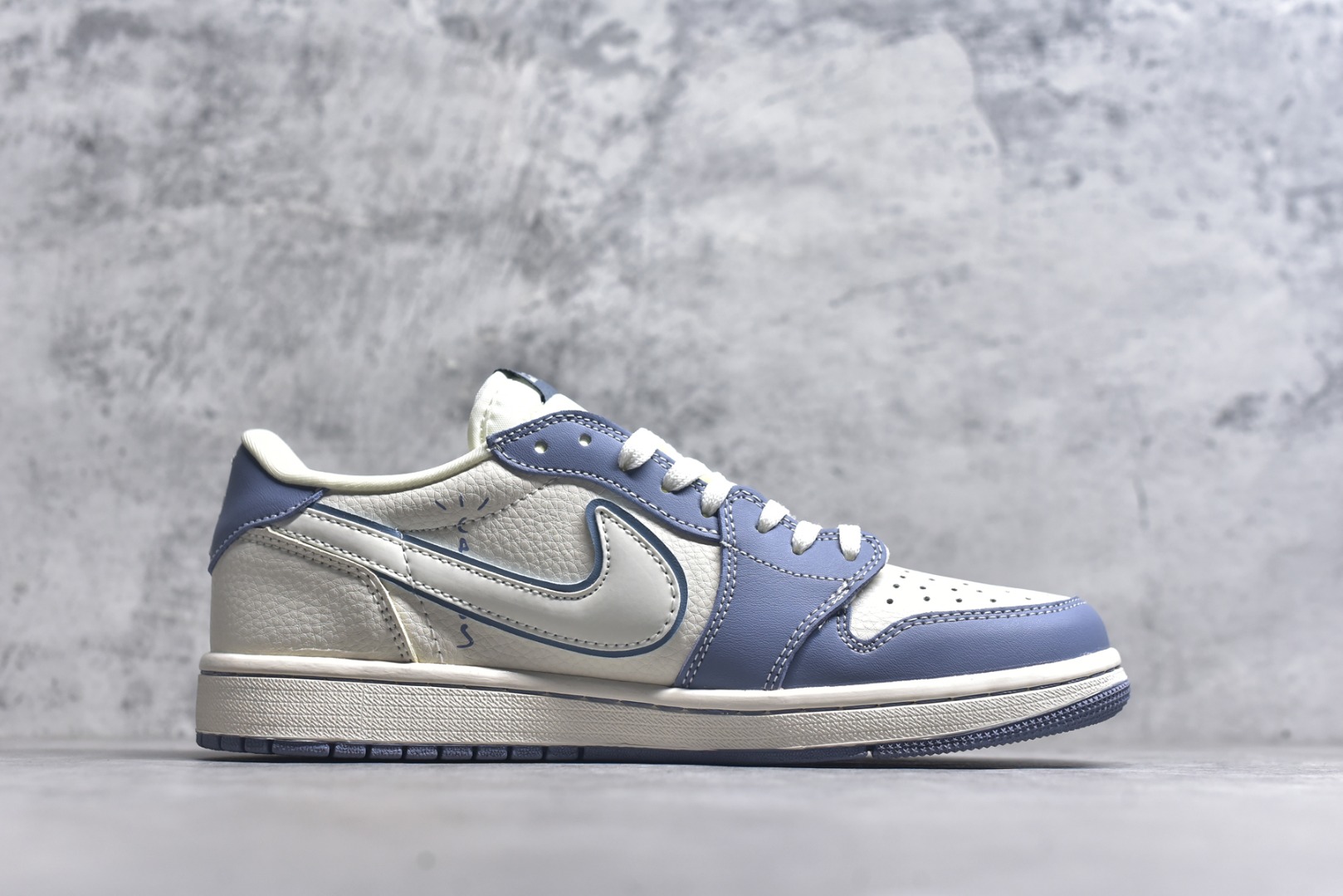 图片[3]-#海外爆款限量发售！Travis Scott x Fragment Design x Jordan Air Jordan 1 Low OG SP “灰蓝泼墨拉布布” 多方联名合作融合了Travi翻毛蓝勾s Scott 独特的音乐风格，藤原浩个性的设计风格以及Jordan品牌的经典元素 使其成为一双具有独特身份和价值的鞋子 清新而立体的外观加上联名标识更突出了其独特身份 这种配色方案显示出活力和时尚感 在视觉上引人注目 鞋身的质感和细腻的细节处理使其显得高端而格调十足 这款“倒钩”联名是设计与创意完美结合 融合多方的个性风格是一款备受瞩目的潮流鞋款 低帮休闲板鞋 定制鞋盒 大厂纯原品质出货 超高清洁度 皮料切割干净无任何毛边 细节完美 货号：DZ5899-018 尺码：36 36.5 37.5 38 38.5 39 40 40.5 41 42 42.5 43 44 44.5 45-选品中心