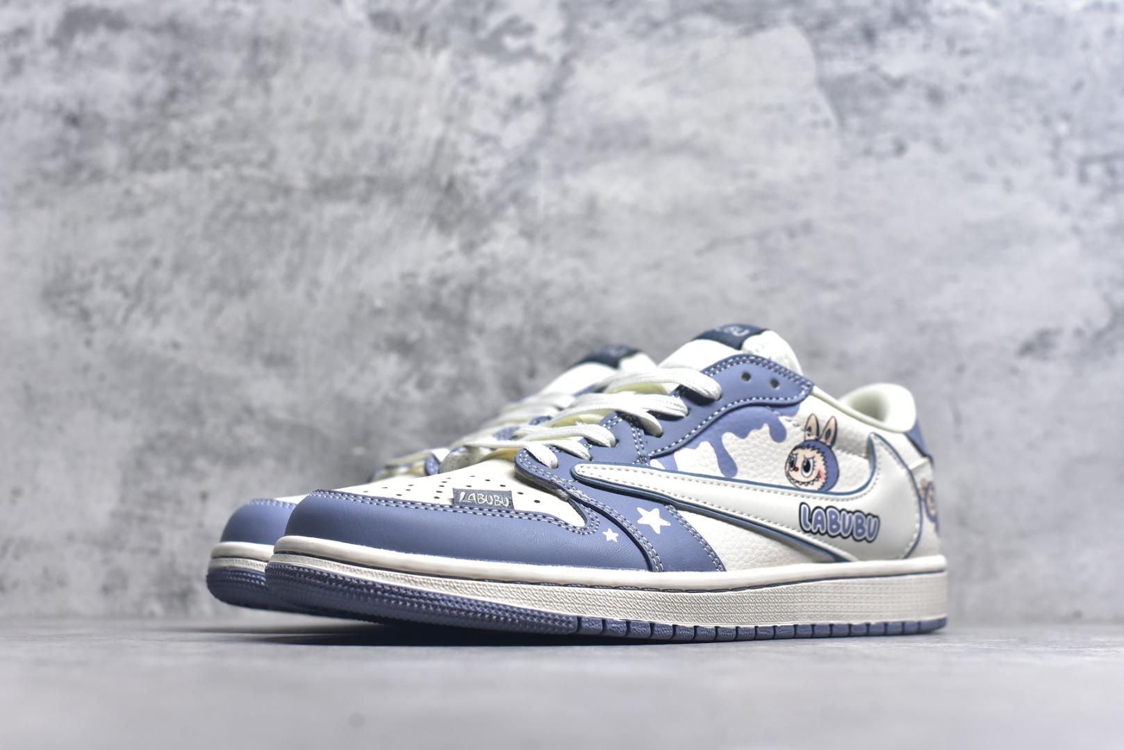 图片[2]-#海外爆款限量发售！Travis Scott x Fragment Design x Jordan Air Jordan 1 Low OG SP “灰蓝泼墨拉布布” 多方联名合作融合了Travi翻毛蓝勾s Scott 独特的音乐风格，藤原浩个性的设计风格以及Jordan品牌的经典元素 使其成为一双具有独特身份和价值的鞋子 清新而立体的外观加上联名标识更突出了其独特身份 这种配色方案显示出活力和时尚感 在视觉上引人注目 鞋身的质感和细腻的细节处理使其显得高端而格调十足 这款“倒钩”联名是设计与创意完美结合 融合多方的个性风格是一款备受瞩目的潮流鞋款 低帮休闲板鞋 定制鞋盒 大厂纯原品质出货 超高清洁度 皮料切割干净无任何毛边 细节完美 货号：DZ5899-018 尺码：36 36.5 37.5 38 38.5 39 40 40.5 41 42 42.5 43 44 44.5 45-选品中心