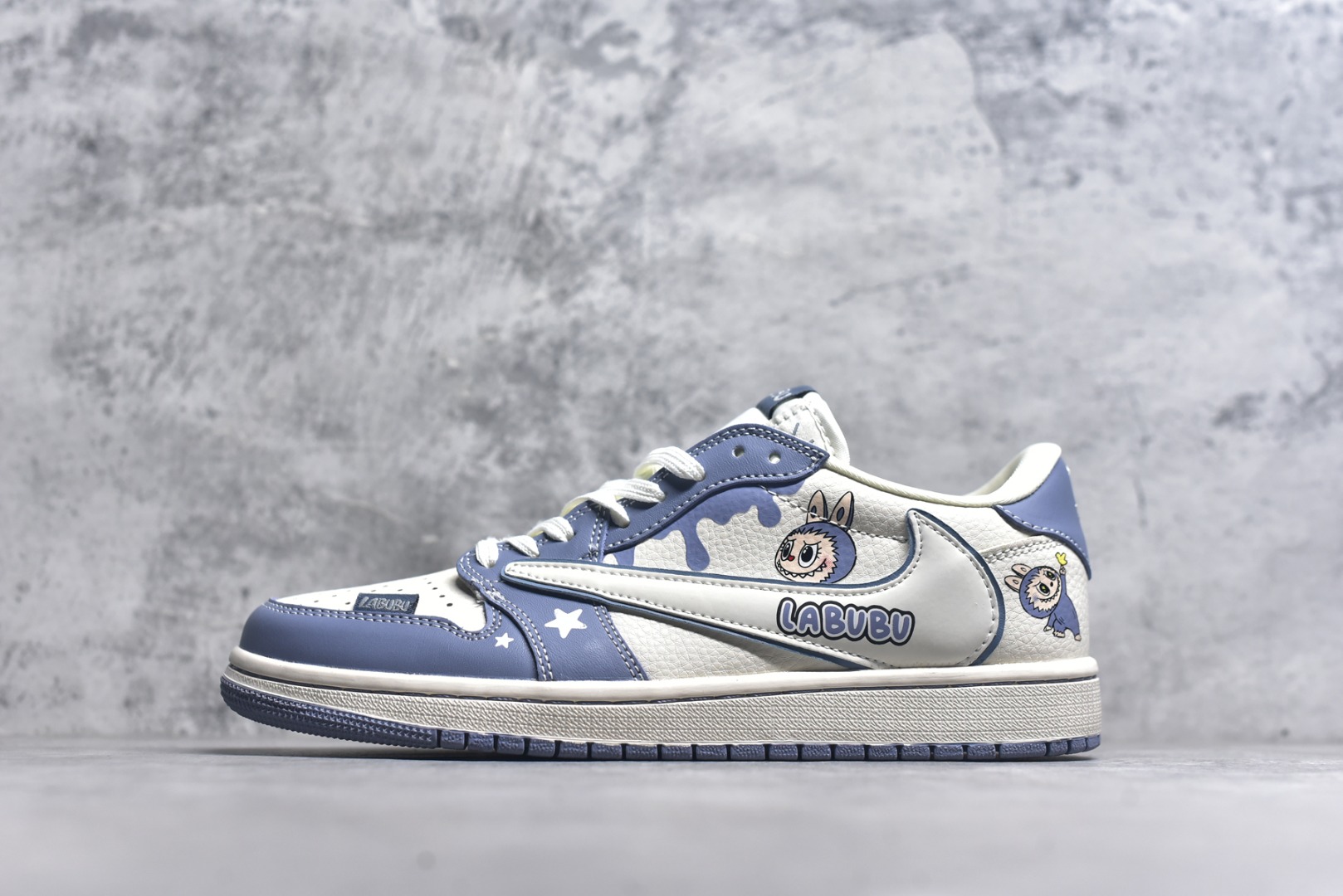#海外爆款限量发售！Travis Scott x Fragment Design x Jordan Air Jordan 1 Low OG SP “灰蓝泼墨拉布布” 多方联名合作融合了Travi翻毛蓝勾s Scott 独特的音乐风格，藤原浩个性的设计风格以及Jordan品牌的经典元素 使其成为一双具有独特身份和价值的鞋子 清新而立体的外观加上联名标识更突出了其独特身份 这种配色方案显示出活力和时尚感 在视觉上引人注目 鞋身的质感和细腻的细节处理使其显得高端而格调十足 这款“倒钩”联名是设计与创意完美结合 融合多方的个性风格是一款备受瞩目的潮流鞋款 低帮休闲板鞋 定制鞋盒 大厂纯原品质出货 超高清洁度 皮料切割干净无任何毛边 细节完美 货号：DZ5899-018 尺码：36 36.5 37.5 38 38.5 39 40 40.5 41 42 42.5 43 44 44.5 45-选品中心