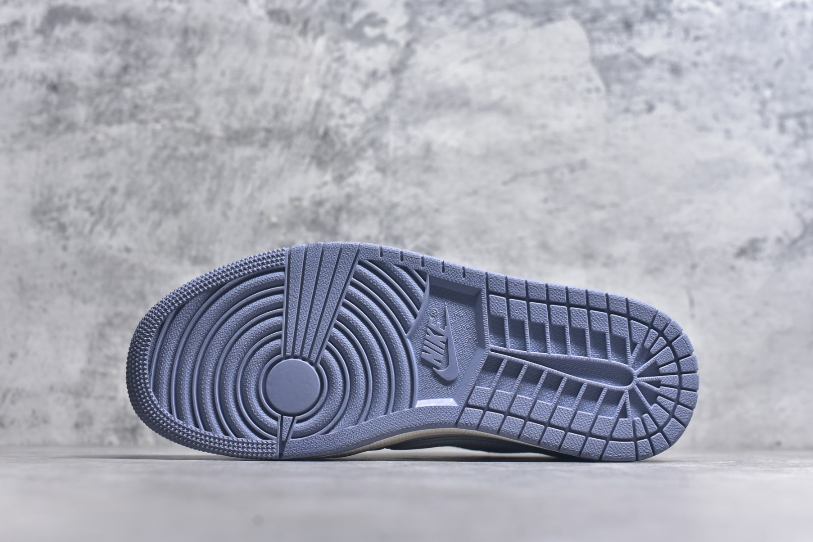 图片[6]-#海外爆款限量发售！Travis Scott x Fragment Design x Jordan Air Jordan 1 Low OG SP “灰蓝泼墨拉布布” 多方联名合作融合了Travi翻毛蓝勾s Scott 独特的音乐风格，藤原浩个性的设计风格以及Jordan品牌的经典元素 使其成为一双具有独特身份和价值的鞋子 清新而立体的外观加上联名标识更突出了其独特身份 这种配色方案显示出活力和时尚感 在视觉上引人注目 鞋身的质感和细腻的细节处理使其显得高端而格调十足 这款“倒钩”联名是设计与创意完美结合 融合多方的个性风格是一款备受瞩目的潮流鞋款 低帮休闲板鞋 定制鞋盒 大厂纯原品质出货 超高清洁度 皮料切割干净无任何毛边 细节完美 货号：DZ5899-018 尺码：36 36.5 37.5 38 38.5 39 40 40.5 41 42 42.5 43 44 44.5 45-选品中心