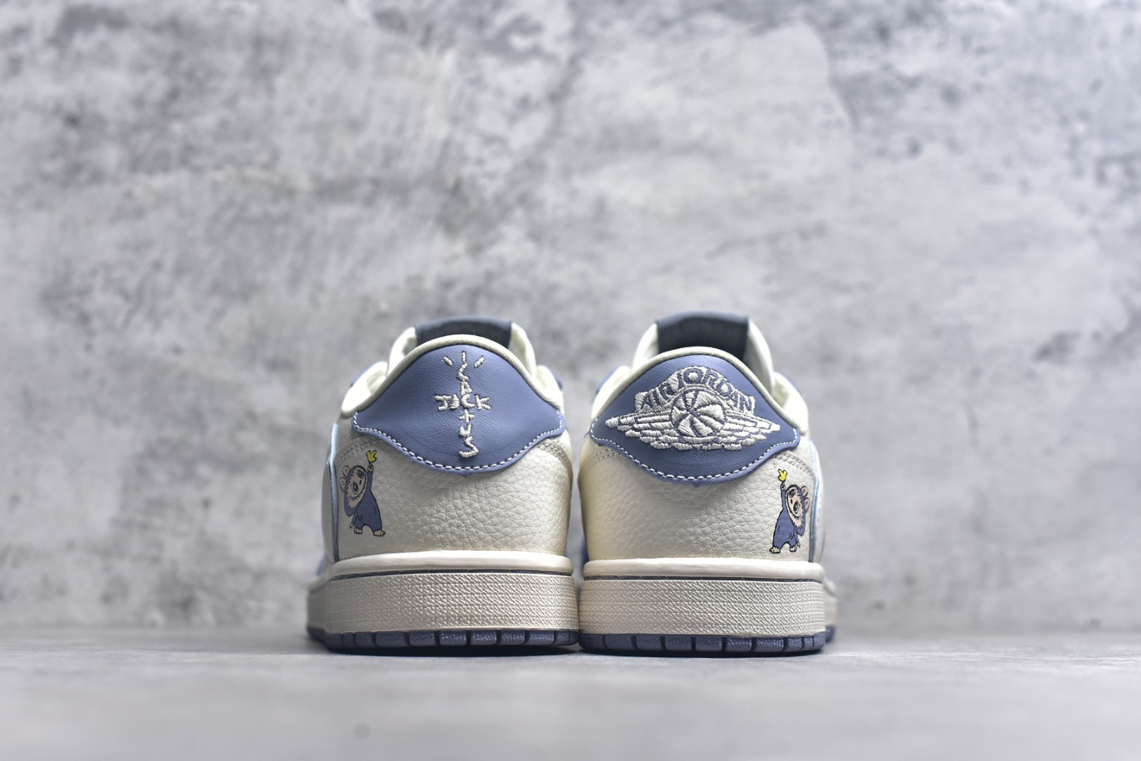 图片[5]-#海外爆款限量发售！Travis Scott x Fragment Design x Jordan Air Jordan 1 Low OG SP “灰蓝泼墨拉布布” 多方联名合作融合了Travi翻毛蓝勾s Scott 独特的音乐风格，藤原浩个性的设计风格以及Jordan品牌的经典元素 使其成为一双具有独特身份和价值的鞋子 清新而立体的外观加上联名标识更突出了其独特身份 这种配色方案显示出活力和时尚感 在视觉上引人注目 鞋身的质感和细腻的细节处理使其显得高端而格调十足 这款“倒钩”联名是设计与创意完美结合 融合多方的个性风格是一款备受瞩目的潮流鞋款 低帮休闲板鞋 定制鞋盒 大厂纯原品质出货 超高清洁度 皮料切割干净无任何毛边 细节完美 货号：DZ5899-018 尺码：36 36.5 37.5 38 38.5 39 40 40.5 41 42 42.5 43 44 44.5 45-选品中心