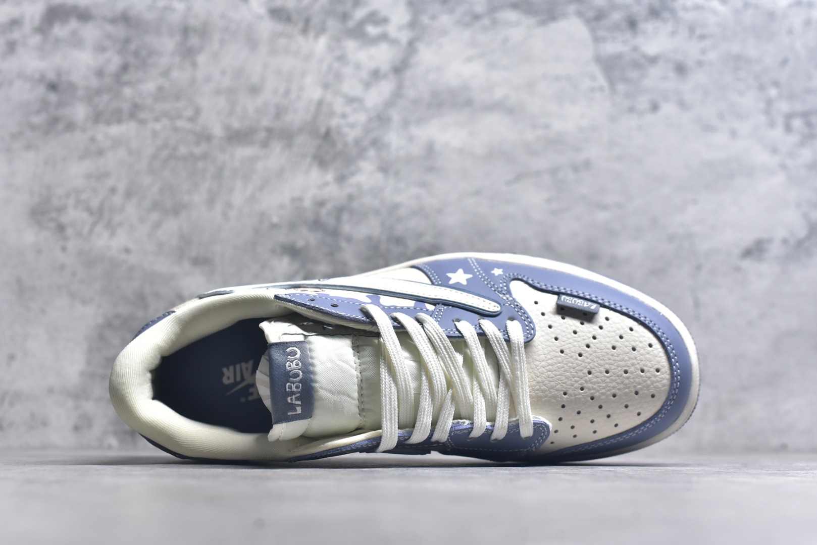 图片[4]-#海外爆款限量发售！Travis Scott x Fragment Design x Jordan Air Jordan 1 Low OG SP “灰蓝泼墨拉布布” 多方联名合作融合了Travi翻毛蓝勾s Scott 独特的音乐风格，藤原浩个性的设计风格以及Jordan品牌的经典元素 使其成为一双具有独特身份和价值的鞋子 清新而立体的外观加上联名标识更突出了其独特身份 这种配色方案显示出活力和时尚感 在视觉上引人注目 鞋身的质感和细腻的细节处理使其显得高端而格调十足 这款“倒钩”联名是设计与创意完美结合 融合多方的个性风格是一款备受瞩目的潮流鞋款 低帮休闲板鞋 定制鞋盒 大厂纯原品质出货 超高清洁度 皮料切割干净无任何毛边 细节完美 货号：DZ5899-018 尺码：36 36.5 37.5 38 38.5 39 40 40.5 41 42 42.5 43 44 44.5 45-选品中心