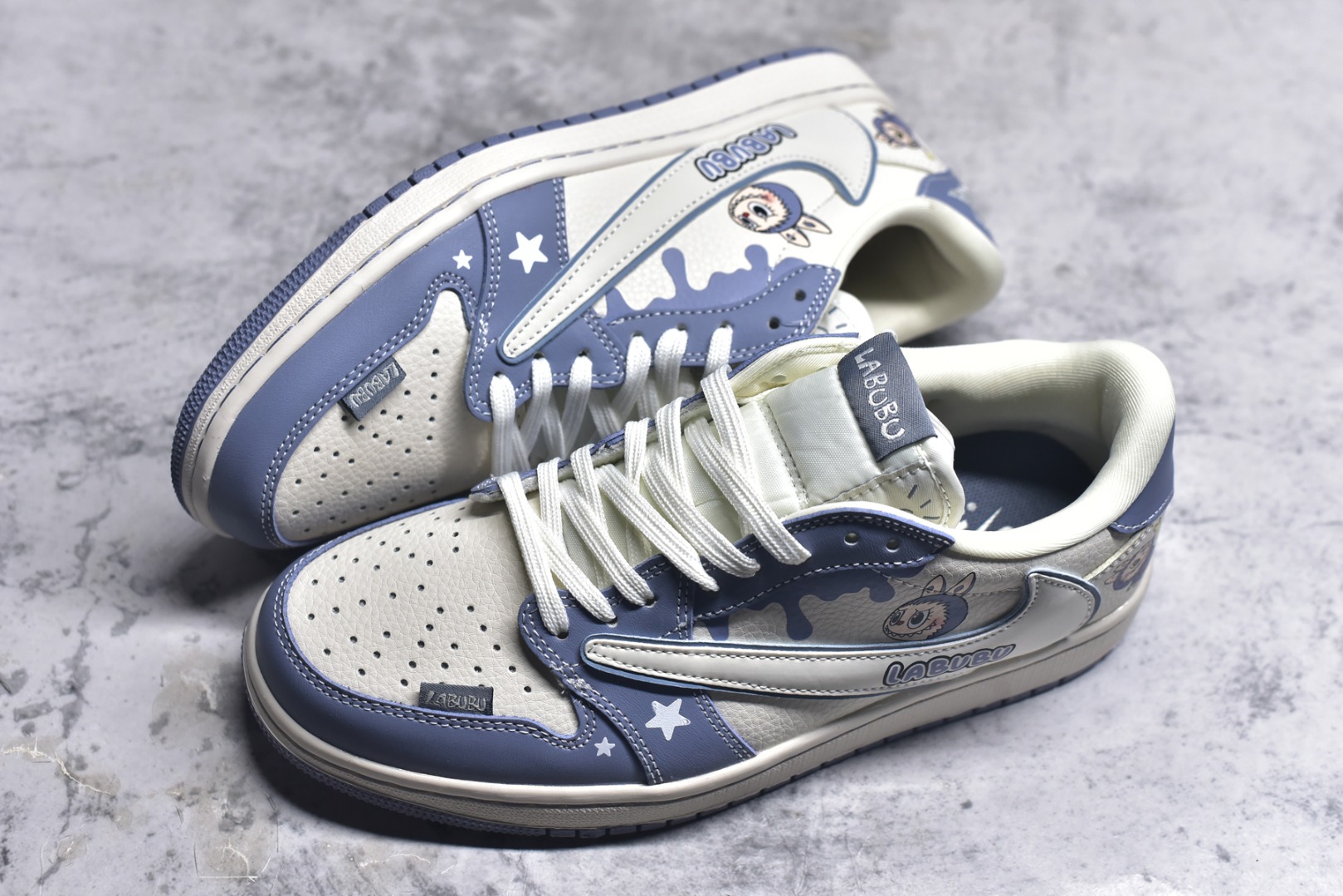 图片[7]-#海外爆款限量发售！Travis Scott x Fragment Design x Jordan Air Jordan 1 Low OG SP “灰蓝泼墨拉布布” 多方联名合作融合了Travi翻毛蓝勾s Scott 独特的音乐风格，藤原浩个性的设计风格以及Jordan品牌的经典元素 使其成为一双具有独特身份和价值的鞋子 清新而立体的外观加上联名标识更突出了其独特身份 这种配色方案显示出活力和时尚感 在视觉上引人注目 鞋身的质感和细腻的细节处理使其显得高端而格调十足 这款“倒钩”联名是设计与创意完美结合 融合多方的个性风格是一款备受瞩目的潮流鞋款 低帮休闲板鞋 定制鞋盒 大厂纯原品质出货 超高清洁度 皮料切割干净无任何毛边 细节完美 货号：DZ5899-018 尺码：36 36.5 37.5 38 38.5 39 40 40.5 41 42 42.5 43 44 44.5 45-选品中心