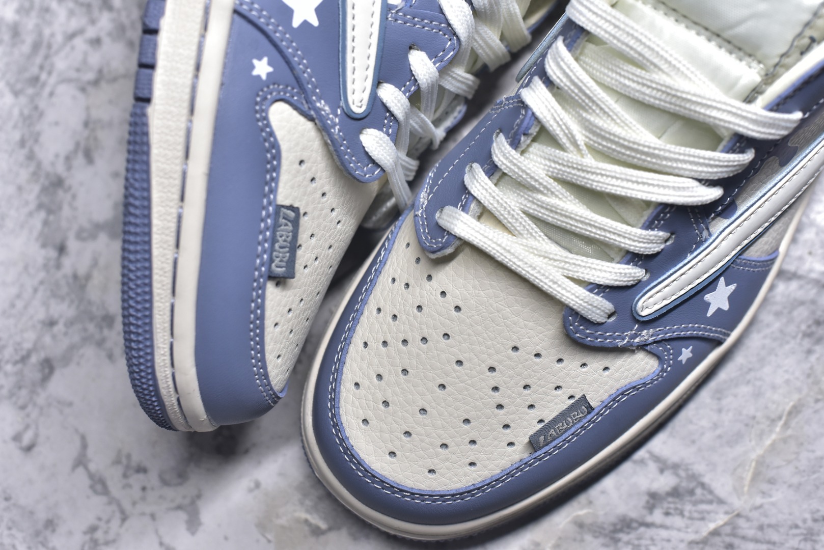 图片[8]-#海外爆款限量发售！Travis Scott x Fragment Design x Jordan Air Jordan 1 Low OG SP “灰蓝泼墨拉布布” 多方联名合作融合了Travi翻毛蓝勾s Scott 独特的音乐风格，藤原浩个性的设计风格以及Jordan品牌的经典元素 使其成为一双具有独特身份和价值的鞋子 清新而立体的外观加上联名标识更突出了其独特身份 这种配色方案显示出活力和时尚感 在视觉上引人注目 鞋身的质感和细腻的细节处理使其显得高端而格调十足 这款“倒钩”联名是设计与创意完美结合 融合多方的个性风格是一款备受瞩目的潮流鞋款 低帮休闲板鞋 定制鞋盒 大厂纯原品质出货 超高清洁度 皮料切割干净无任何毛边 细节完美 货号：DZ5899-018 尺码：36 36.5 37.5 38 38.5 39 40 40.5 41 42 42.5 43 44 44.5 45-选品中心