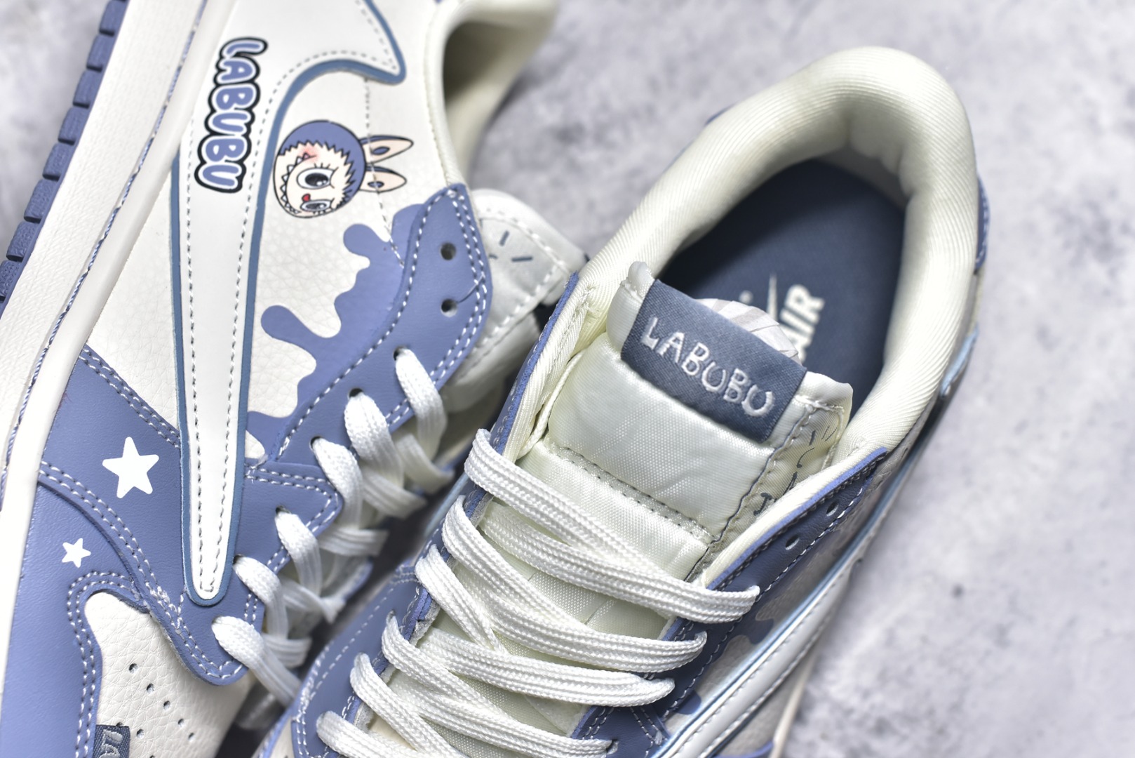 图片[9]-#海外爆款限量发售！Travis Scott x Fragment Design x Jordan Air Jordan 1 Low OG SP “灰蓝泼墨拉布布” 多方联名合作融合了Travi翻毛蓝勾s Scott 独特的音乐风格，藤原浩个性的设计风格以及Jordan品牌的经典元素 使其成为一双具有独特身份和价值的鞋子 清新而立体的外观加上联名标识更突出了其独特身份 这种配色方案显示出活力和时尚感 在视觉上引人注目 鞋身的质感和细腻的细节处理使其显得高端而格调十足 这款“倒钩”联名是设计与创意完美结合 融合多方的个性风格是一款备受瞩目的潮流鞋款 低帮休闲板鞋 定制鞋盒 大厂纯原品质出货 超高清洁度 皮料切割干净无任何毛边 细节完美 货号：DZ5899-018 尺码：36 36.5 37.5 38 38.5 39 40 40.5 41 42 42.5 43 44 44.5 45-选品中心