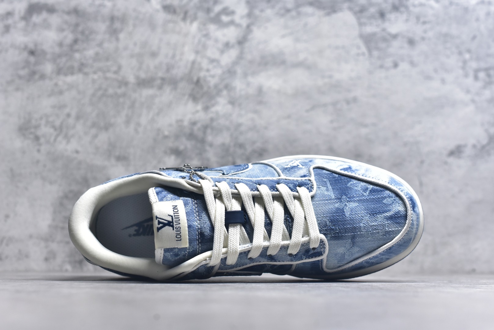 图片[4]-#Nike SB Dunk Low LV联名 淡蓝牛仔 周年高端定制 低帮休闲板鞋 SC0601-468 #定制鞋盒 大厂纯原品质出货 超高清洁度 皮料切割干净无任何毛边 细节完美 尺码：36 36.5 37.5 38 38.5 39 40 40.5 41 42 42.5 43 44 44.5 45 9.E5-选品中心