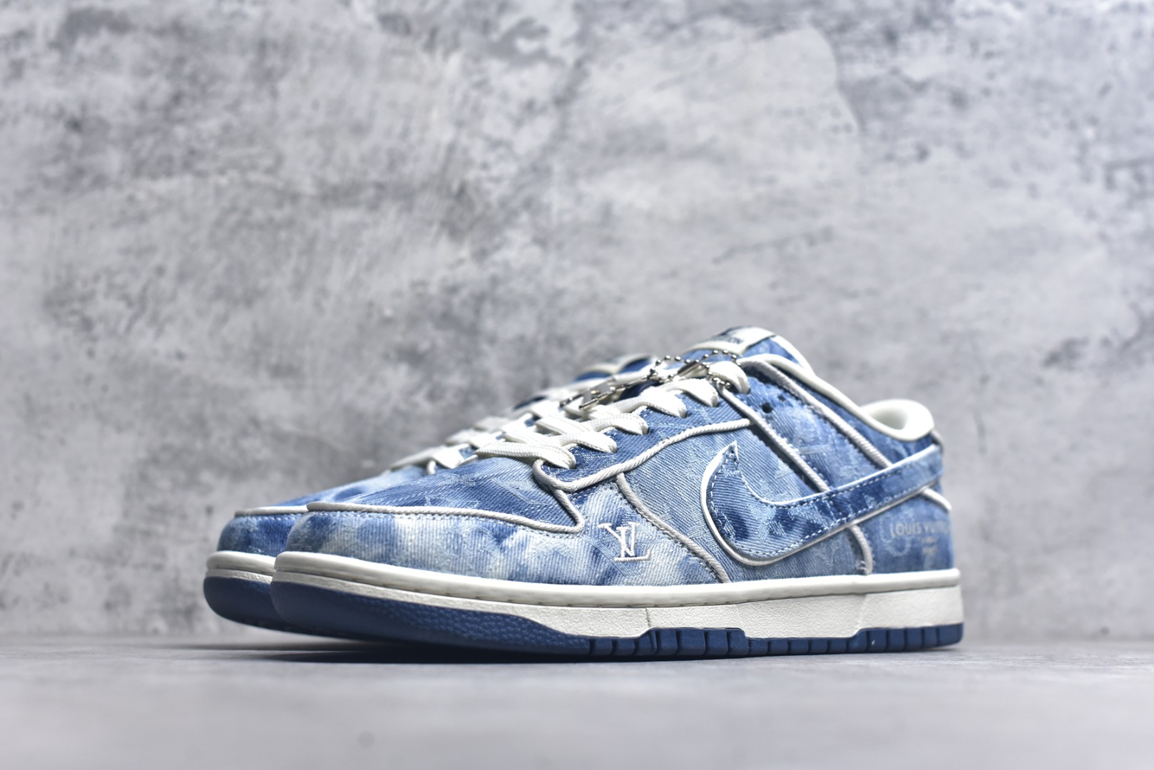 图片[2]-#Nike SB Dunk Low LV联名 淡蓝牛仔 周年高端定制 低帮休闲板鞋 SC0601-468 #定制鞋盒 大厂纯原品质出货 超高清洁度 皮料切割干净无任何毛边 细节完美 尺码：36 36.5 37.5 38 38.5 39 40 40.5 41 42 42.5 43 44 44.5 45 9.E5-选品中心