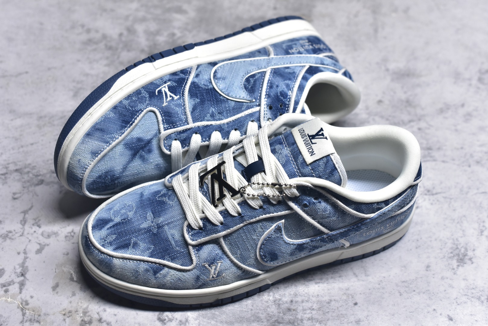 图片[7]-#Nike SB Dunk Low LV联名 淡蓝牛仔 周年高端定制 低帮休闲板鞋 SC0601-468 #定制鞋盒 大厂纯原品质出货 超高清洁度 皮料切割干净无任何毛边 细节完美 尺码：36 36.5 37.5 38 38.5 39 40 40.5 41 42 42.5 43 44 44.5 45 9.E5-选品中心