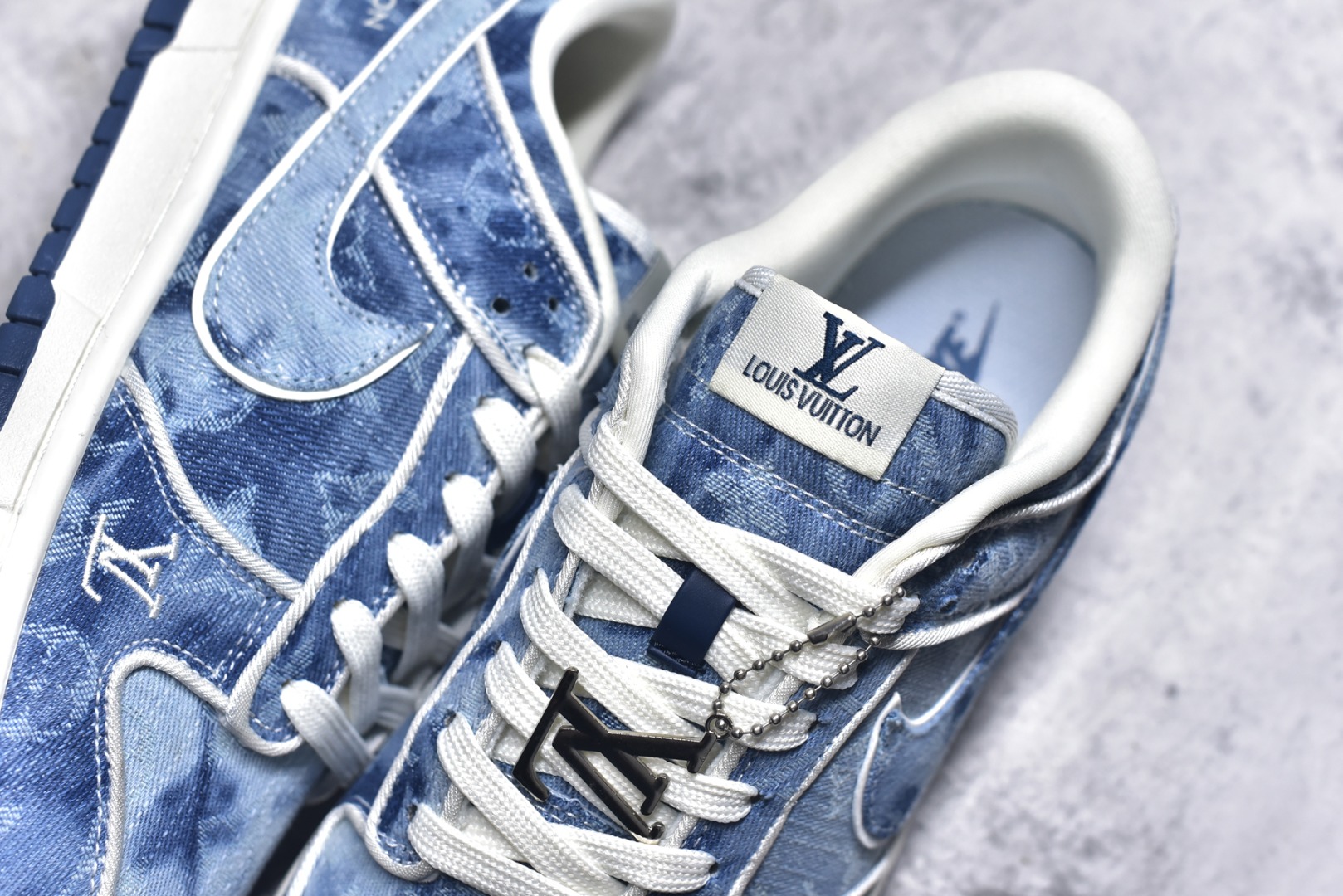 图片[9]-#Nike SB Dunk Low LV联名 淡蓝牛仔 周年高端定制 低帮休闲板鞋 SC0601-468 #定制鞋盒 大厂纯原品质出货 超高清洁度 皮料切割干净无任何毛边 细节完美 尺码：36 36.5 37.5 38 38.5 39 40 40.5 41 42 42.5 43 44 44.5 45 9.E5-选品中心