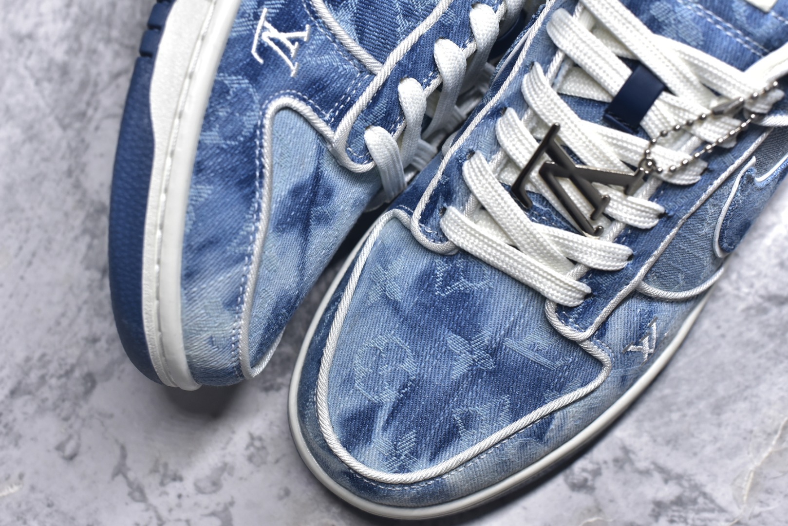 图片[8]-#Nike SB Dunk Low LV联名 淡蓝牛仔 周年高端定制 低帮休闲板鞋 SC0601-468 #定制鞋盒 大厂纯原品质出货 超高清洁度 皮料切割干净无任何毛边 细节完美 尺码：36 36.5 37.5 38 38.5 39 40 40.5 41 42 42.5 43 44 44.5 45 9.E5-选品中心