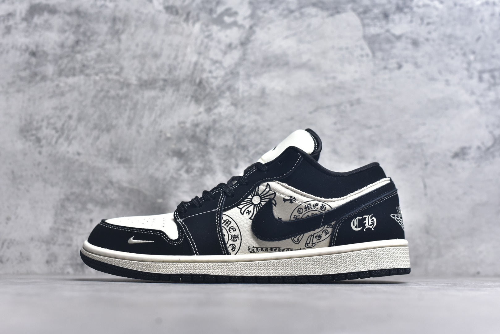 #海外爆款限量发售！Nike Jordan Air Jordan 1 “克罗心联名——米黑马克线” 高端定制 乔丹低帮休闲板鞋 大厂纯原品质出货 纯正版型 定制鞋盒 皮料切割干净无任何毛边 细节完美 超高清洁度 货号：QJ2025-003 尺码：36 36.5 37.5 38 38.5 39 40 40.5 41 42 42.5 43 44 44.5 45-选品中心