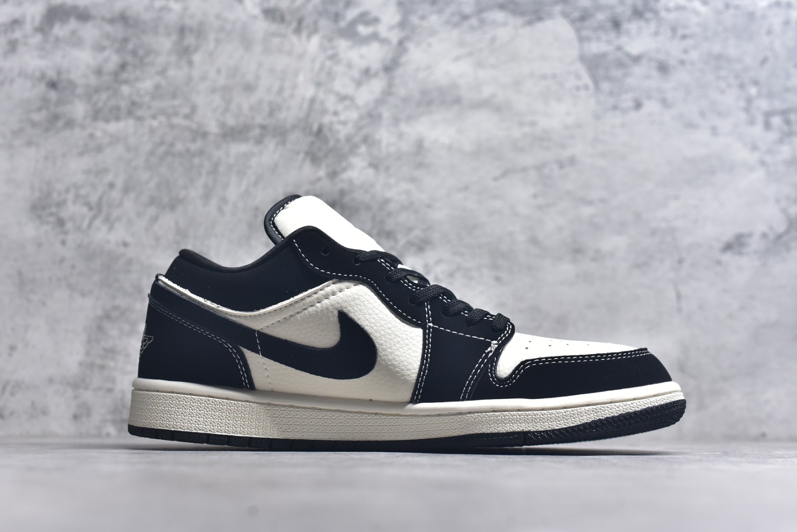 图片[3]-#海外爆款限量发售！Nike Jordan Air Jordan 1 “克罗心联名——米黑马克线” 高端定制 乔丹低帮休闲板鞋 大厂纯原品质出货 纯正版型 定制鞋盒 皮料切割干净无任何毛边 细节完美 超高清洁度 货号：QJ2025-003 尺码：36 36.5 37.5 38 38.5 39 40 40.5 41 42 42.5 43 44 44.5 45-选品中心