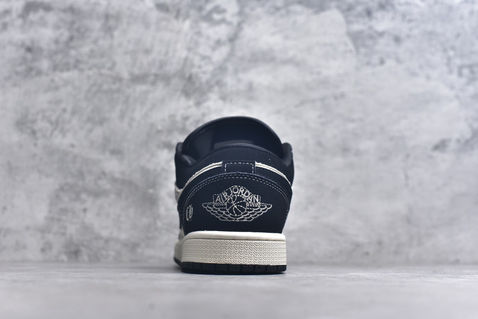 图片[5]-#海外爆款限量发售！Nike Jordan Air Jordan 1 “克罗心联名——米黑马克线” 高端定制 乔丹低帮休闲板鞋 大厂纯原品质出货 纯正版型 定制鞋盒 皮料切割干净无任何毛边 细节完美 超高清洁度 货号：QJ2025-003 尺码：36 36.5 37.5 38 38.5 39 40 40.5 41 42 42.5 43 44 44.5 45-选品中心
