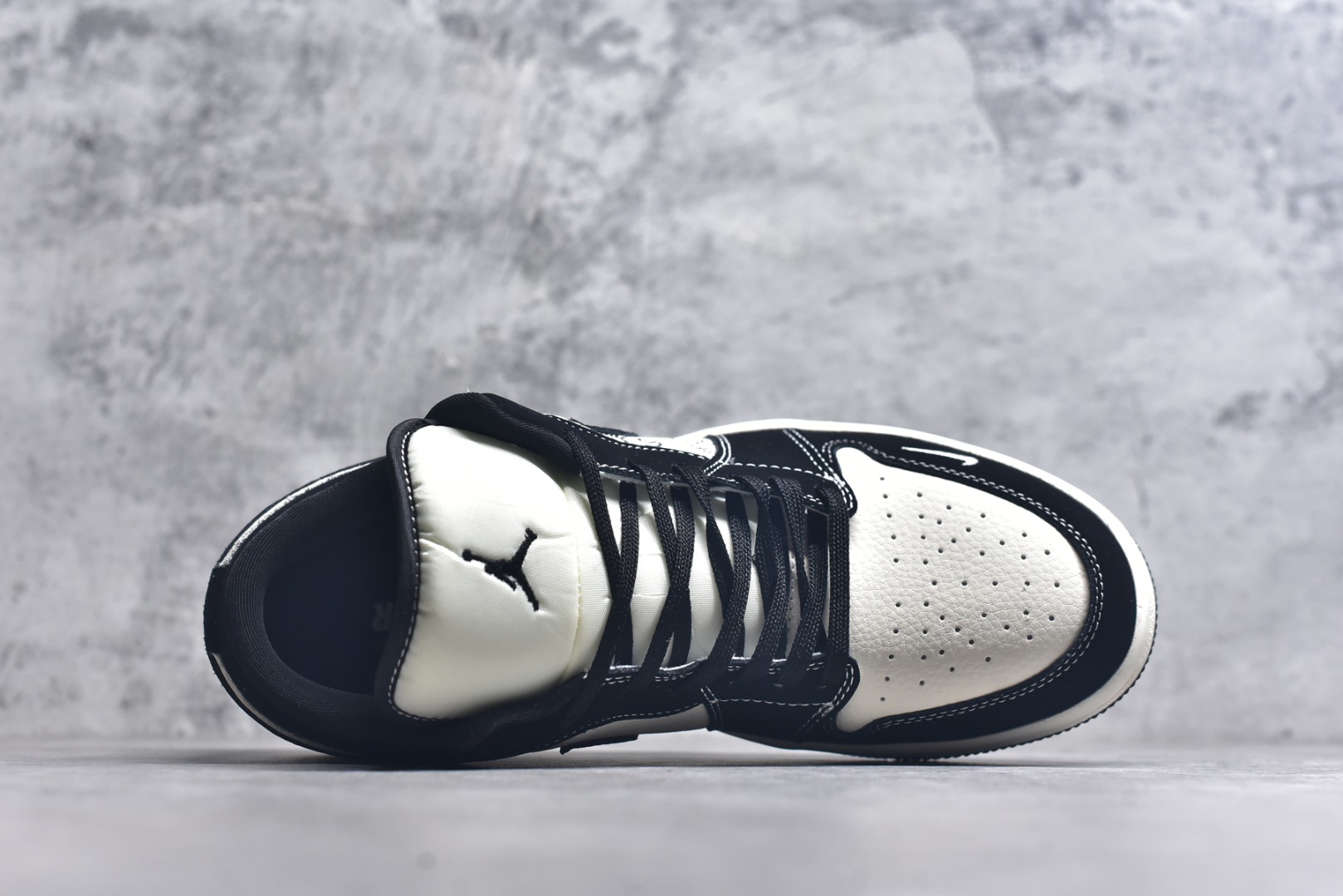 图片[4]-#海外爆款限量发售！Nike Jordan Air Jordan 1 “克罗心联名——米黑马克线” 高端定制 乔丹低帮休闲板鞋 大厂纯原品质出货 纯正版型 定制鞋盒 皮料切割干净无任何毛边 细节完美 超高清洁度 货号：QJ2025-003 尺码：36 36.5 37.5 38 38.5 39 40 40.5 41 42 42.5 43 44 44.5 45-选品中心